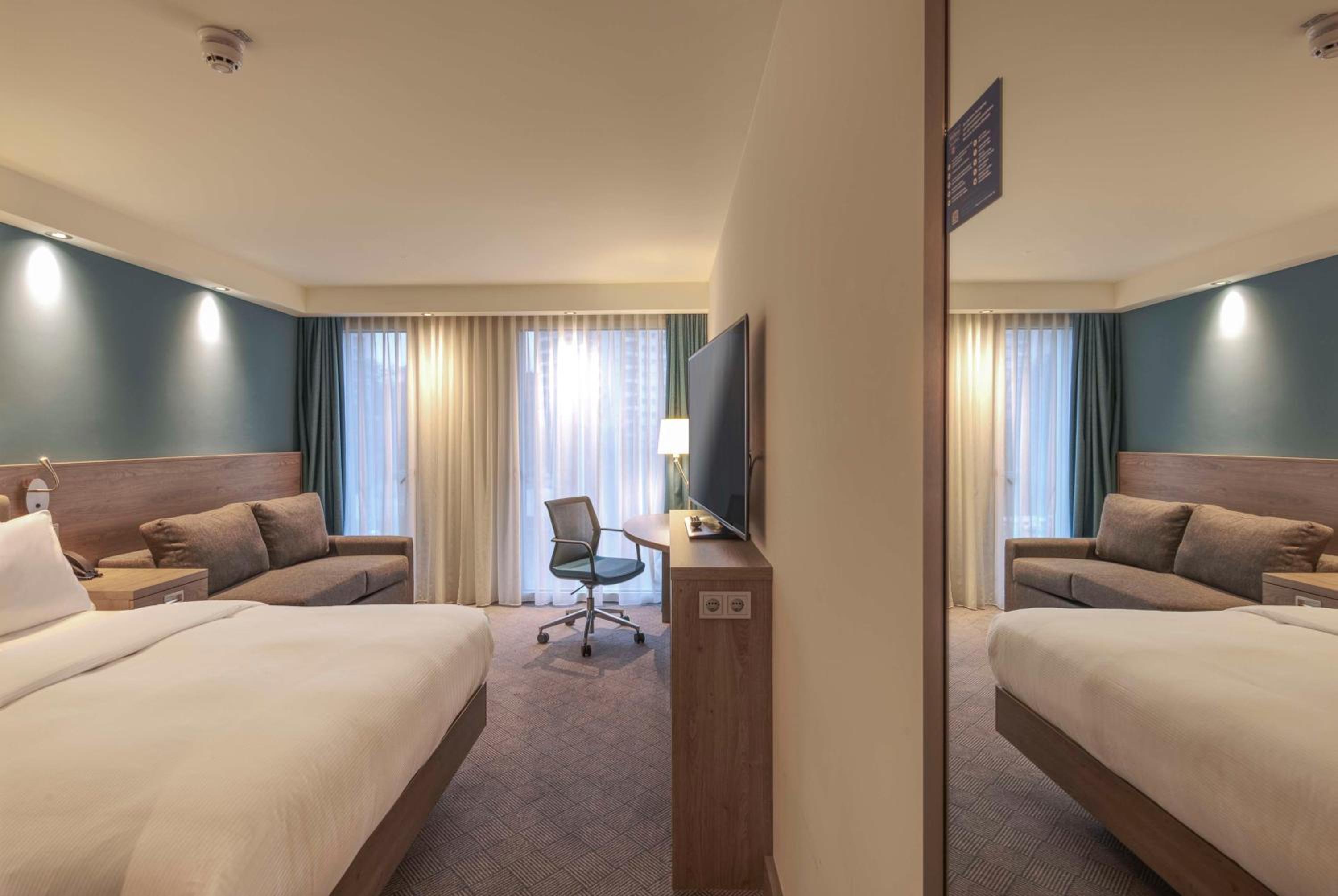 Queen Room thumbnail 5