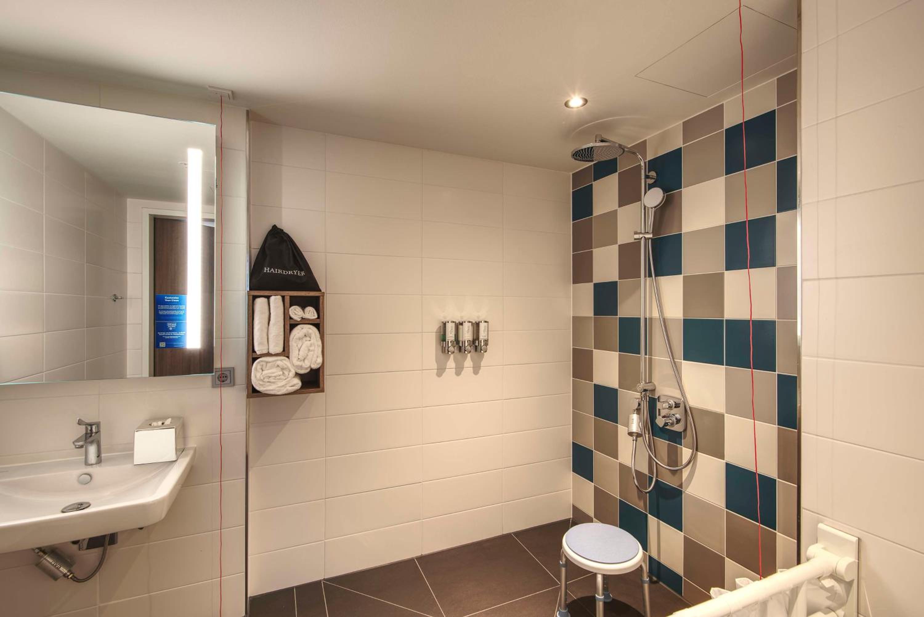 Queen Room with Roll-in Shower - Mobility Accessible