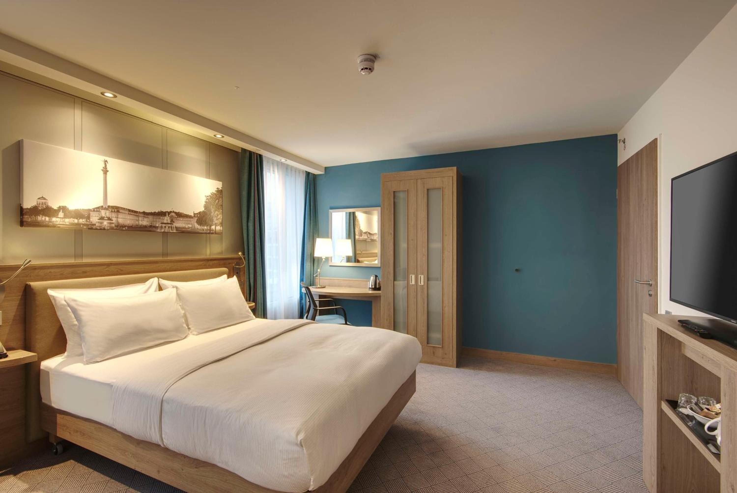 Queen Room with Roll-in Shower - Mobility Accessible