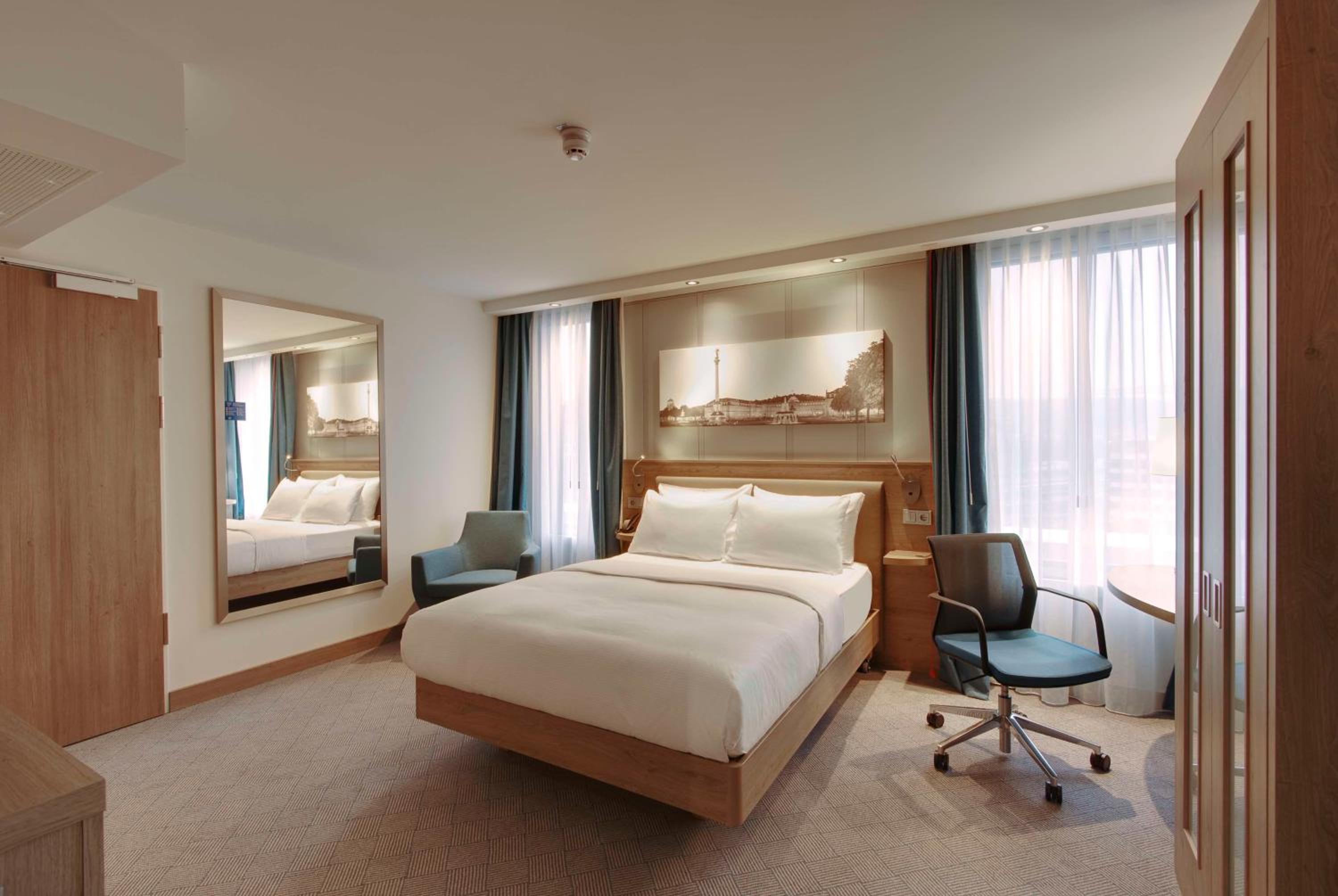 Queen Room with Roll-in Shower - Mobility Accessible