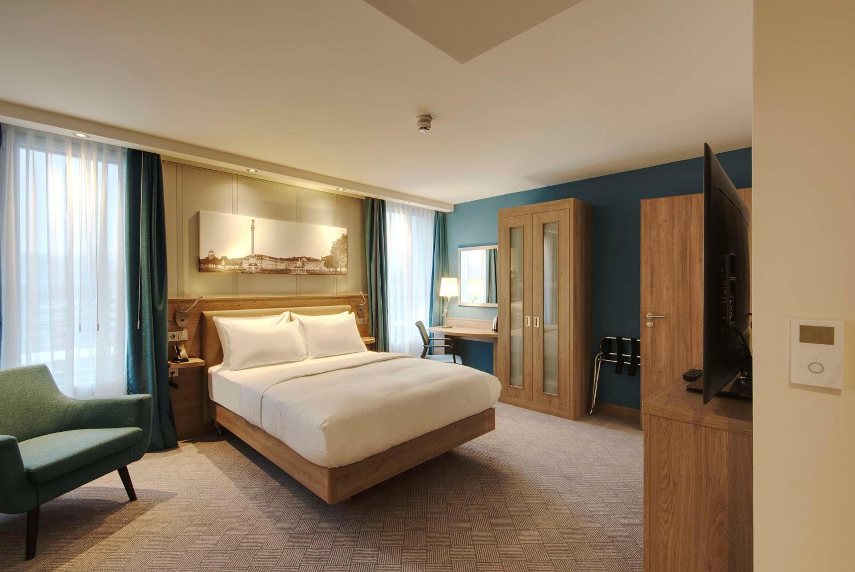 Queen Room with Roll-in Shower - Mobility Accessible