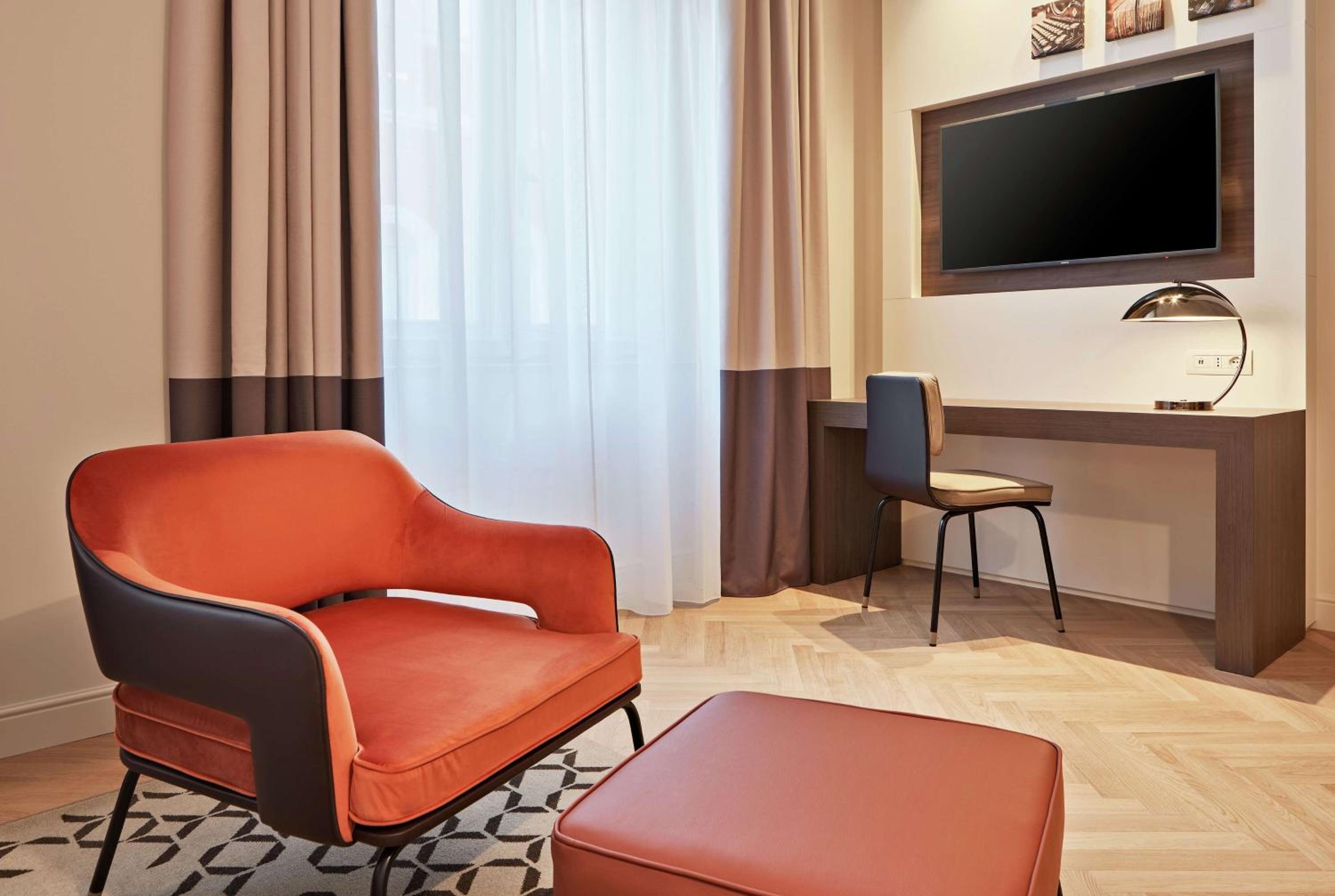 Deluxe Twin Room thumbnail 5