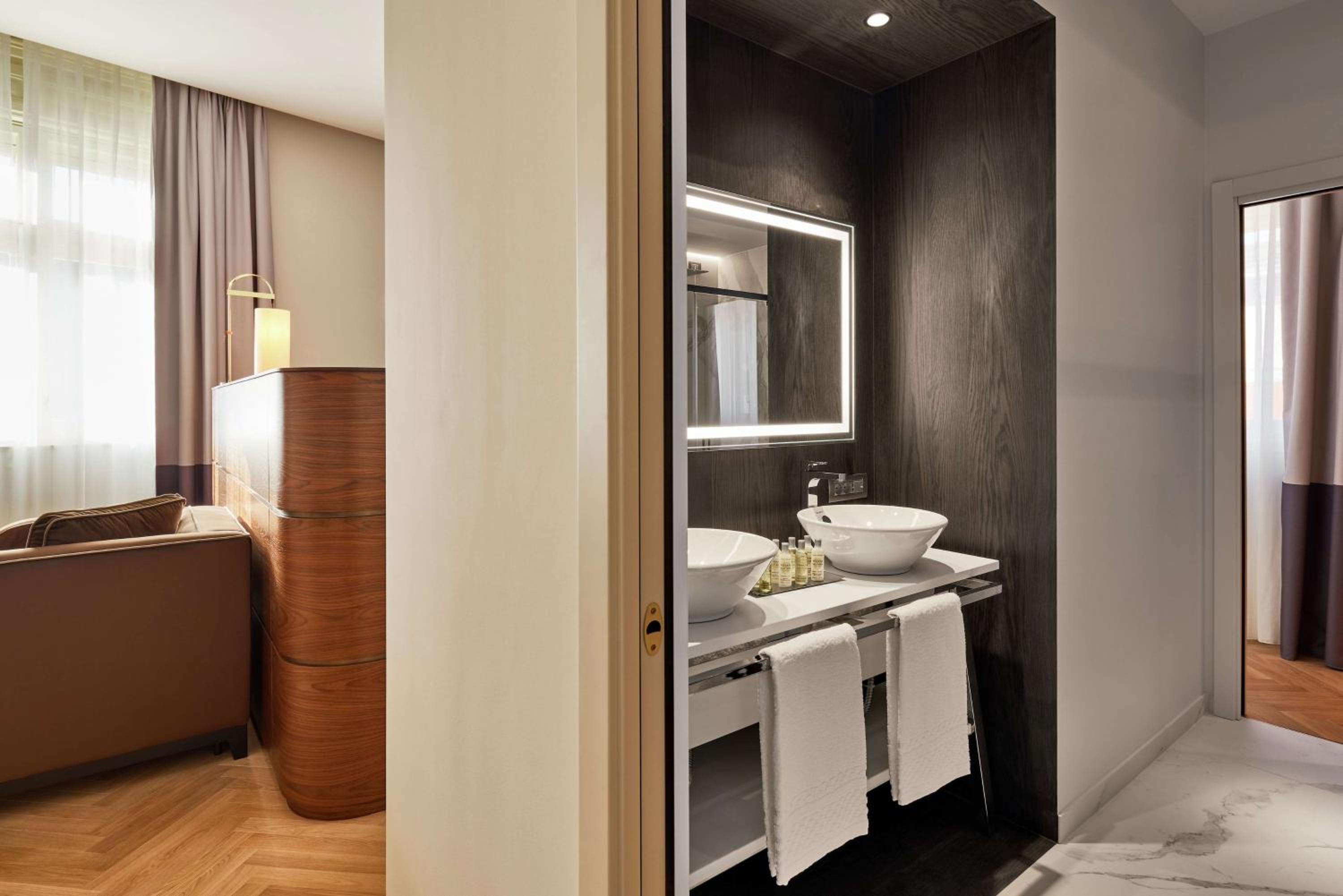 Corner Junior King Suite