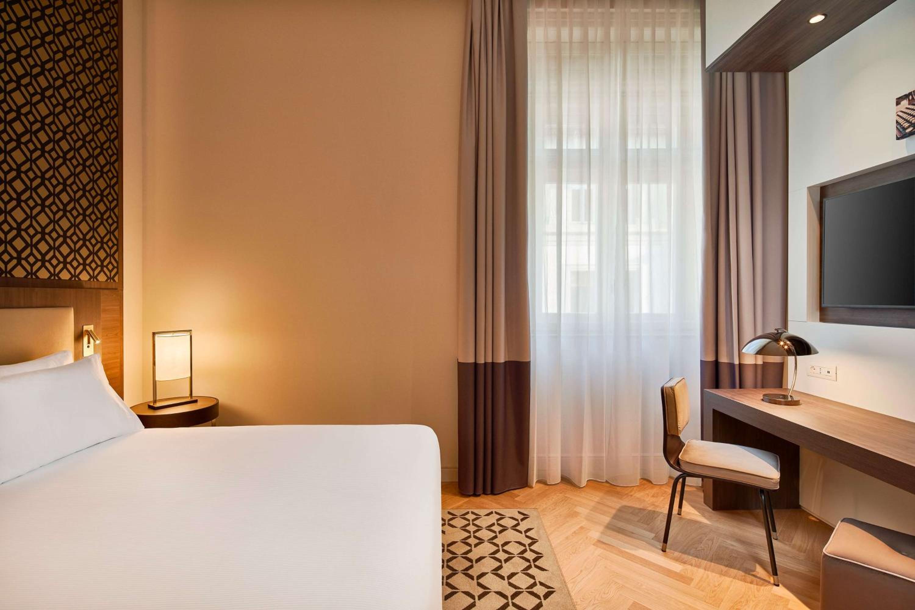 King Guest Room - Photo 9