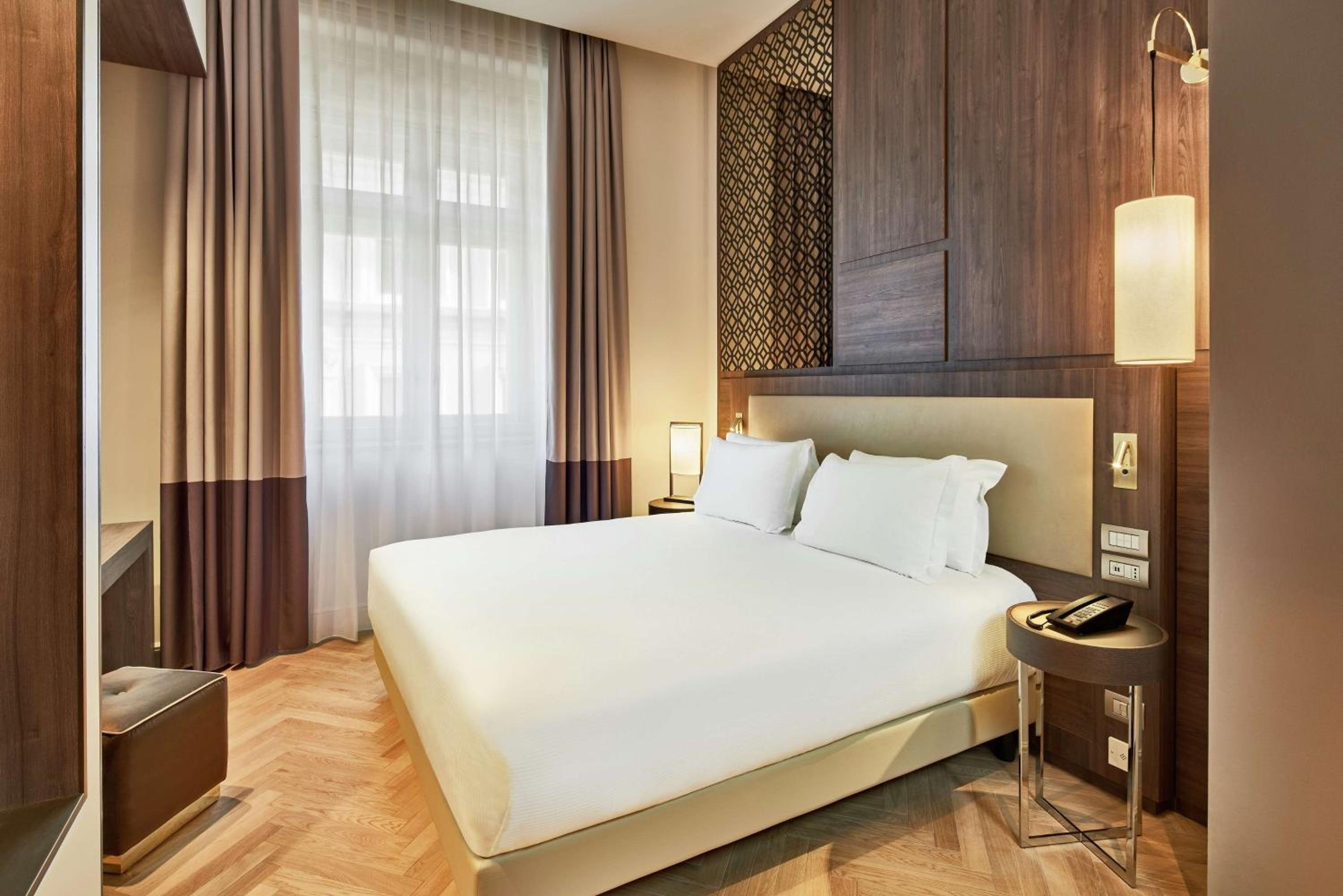 King Guest Room - Photo 8