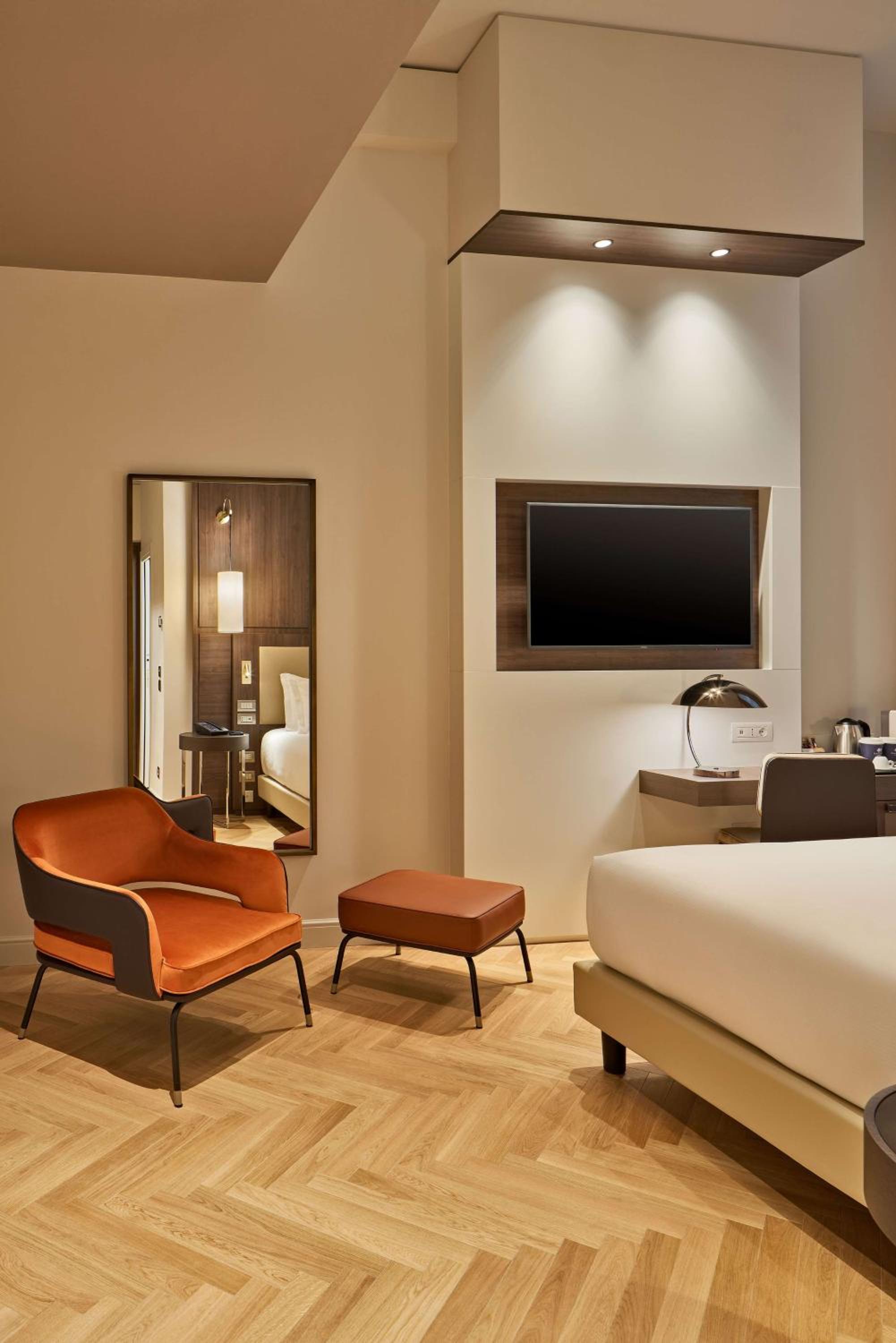 Deluxe King Room thumbnail 5
