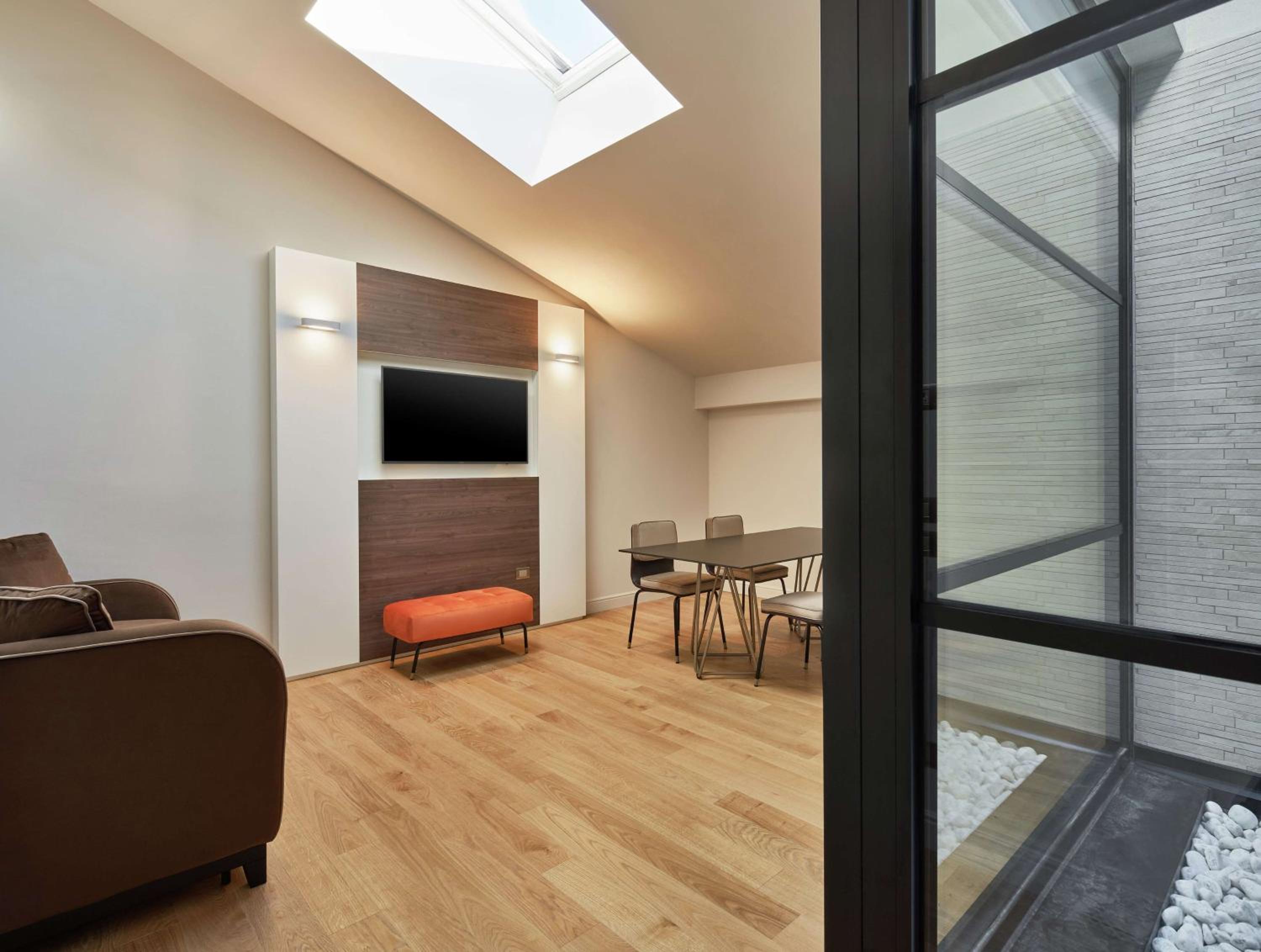 One-Bedroom King Suite