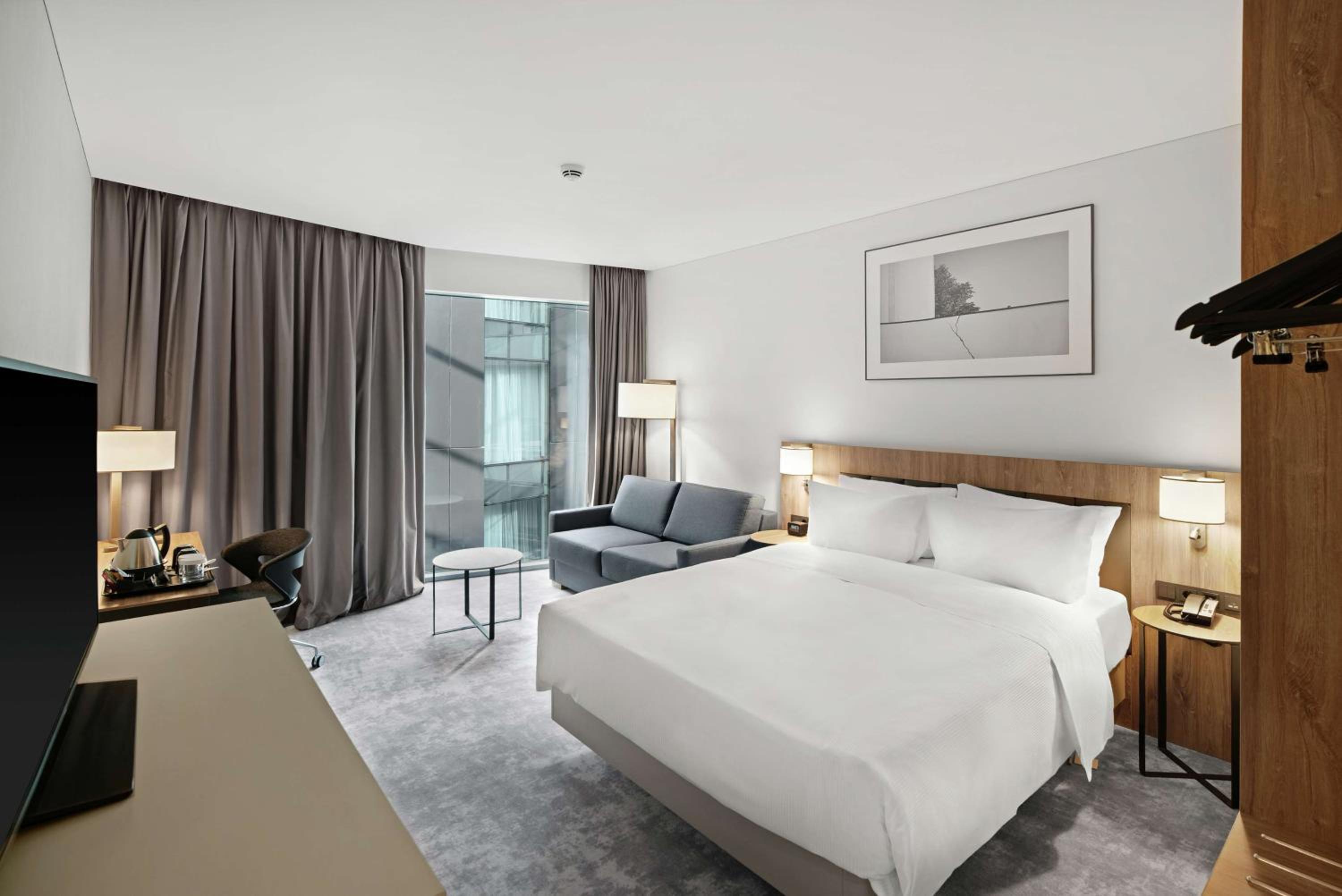 Queen Room with Sofa Bed - Photo 4