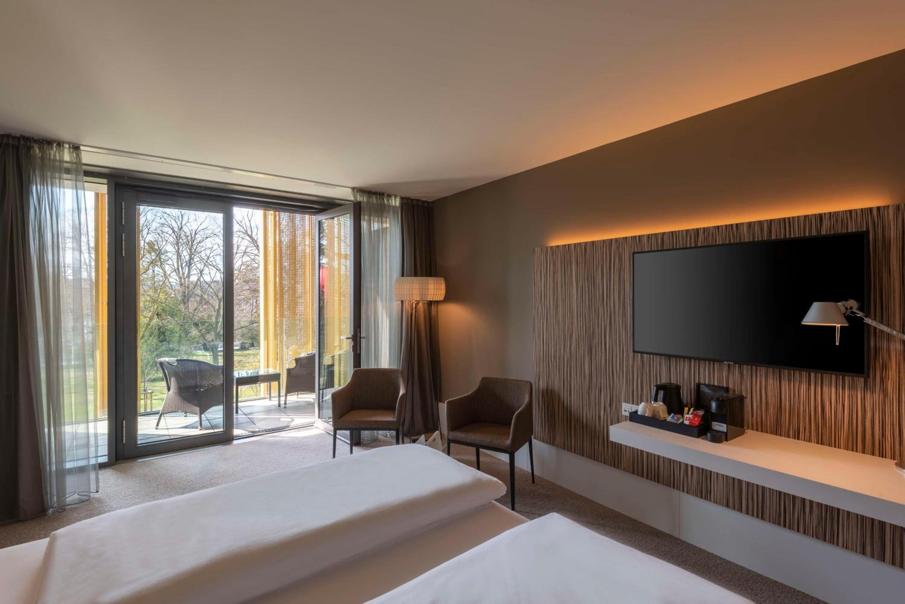 Deluxe King Room with Balcony photo 1