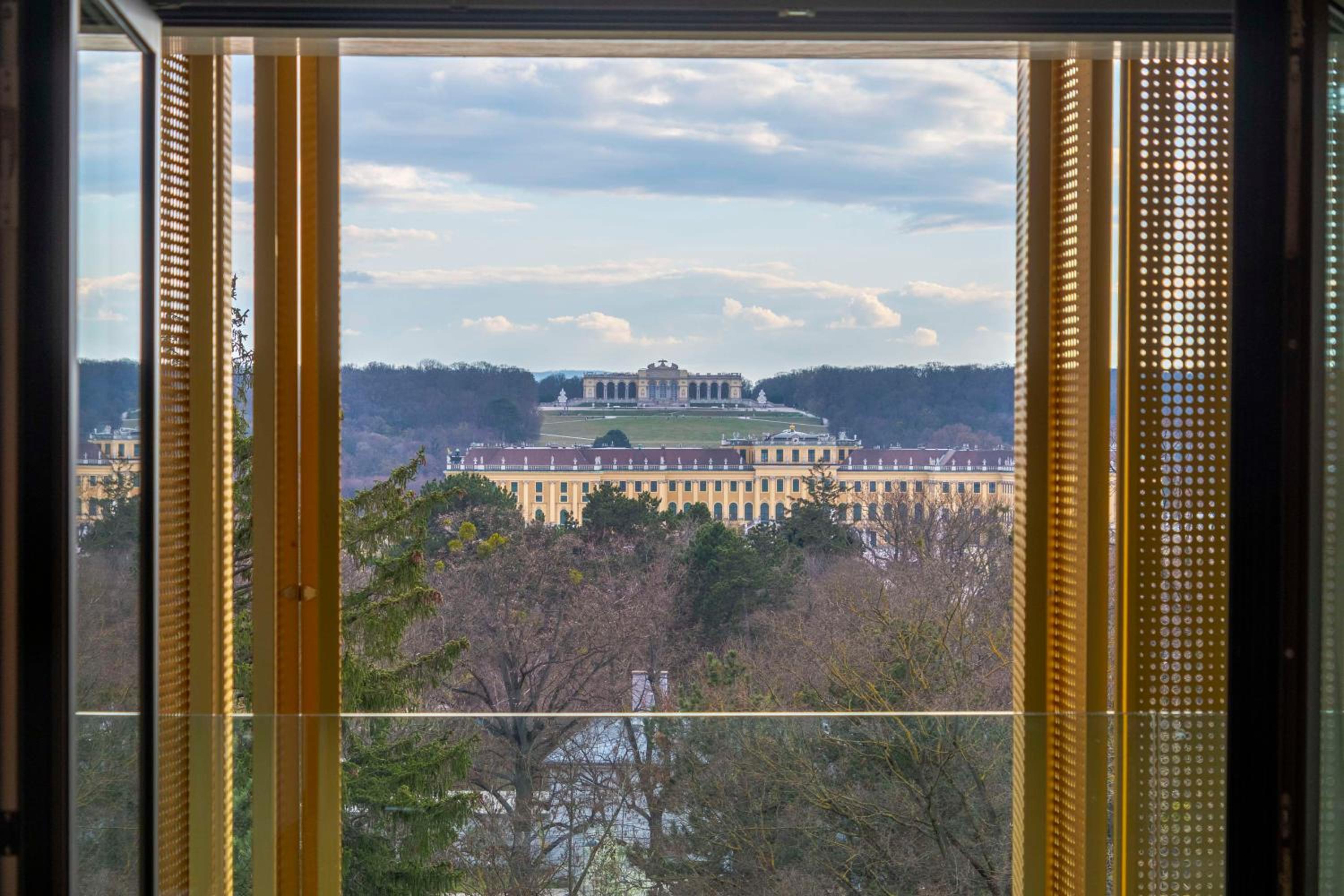Junior King Suite with Balcony and View photo 2