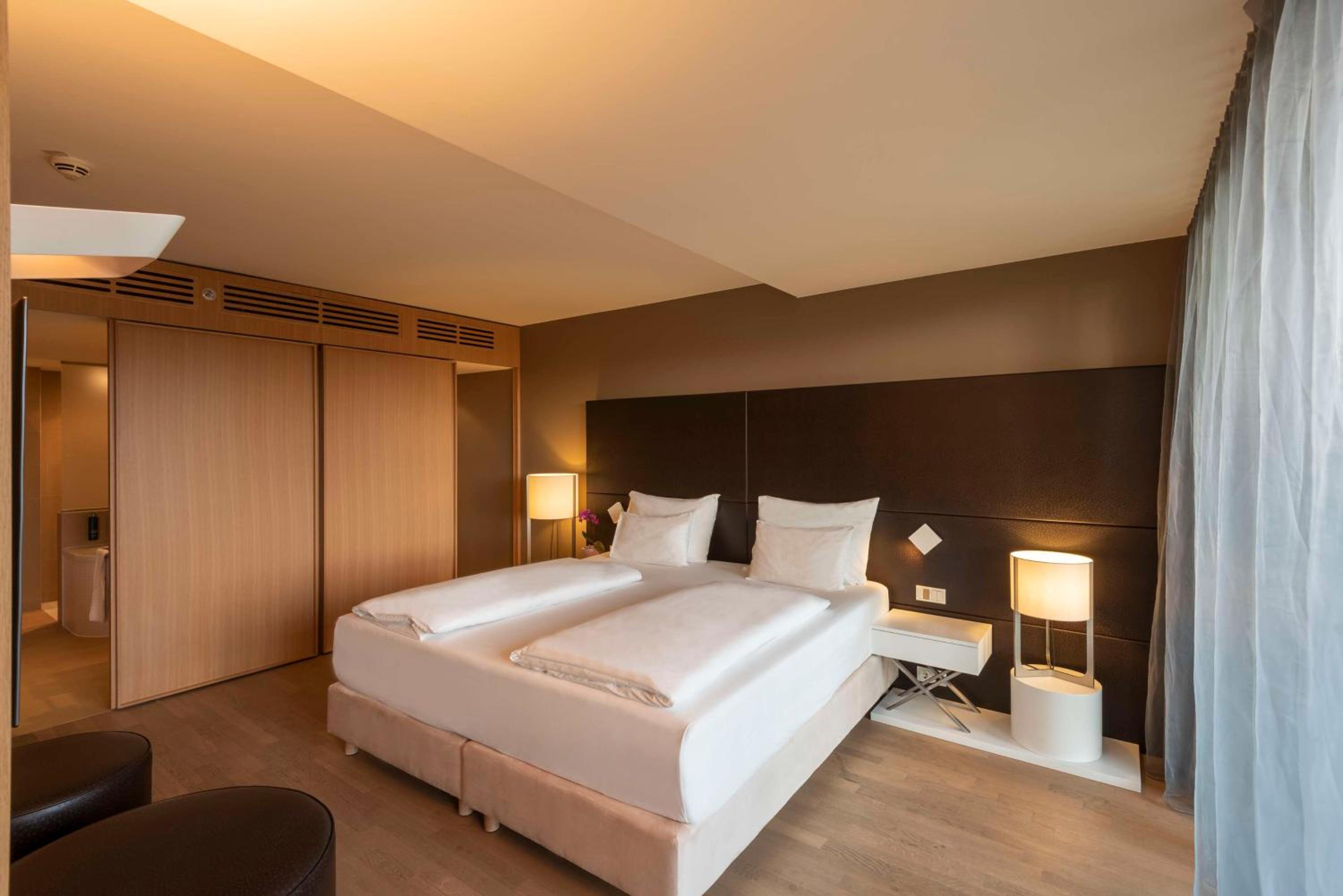 Junior King Suite with Balcony photo 3