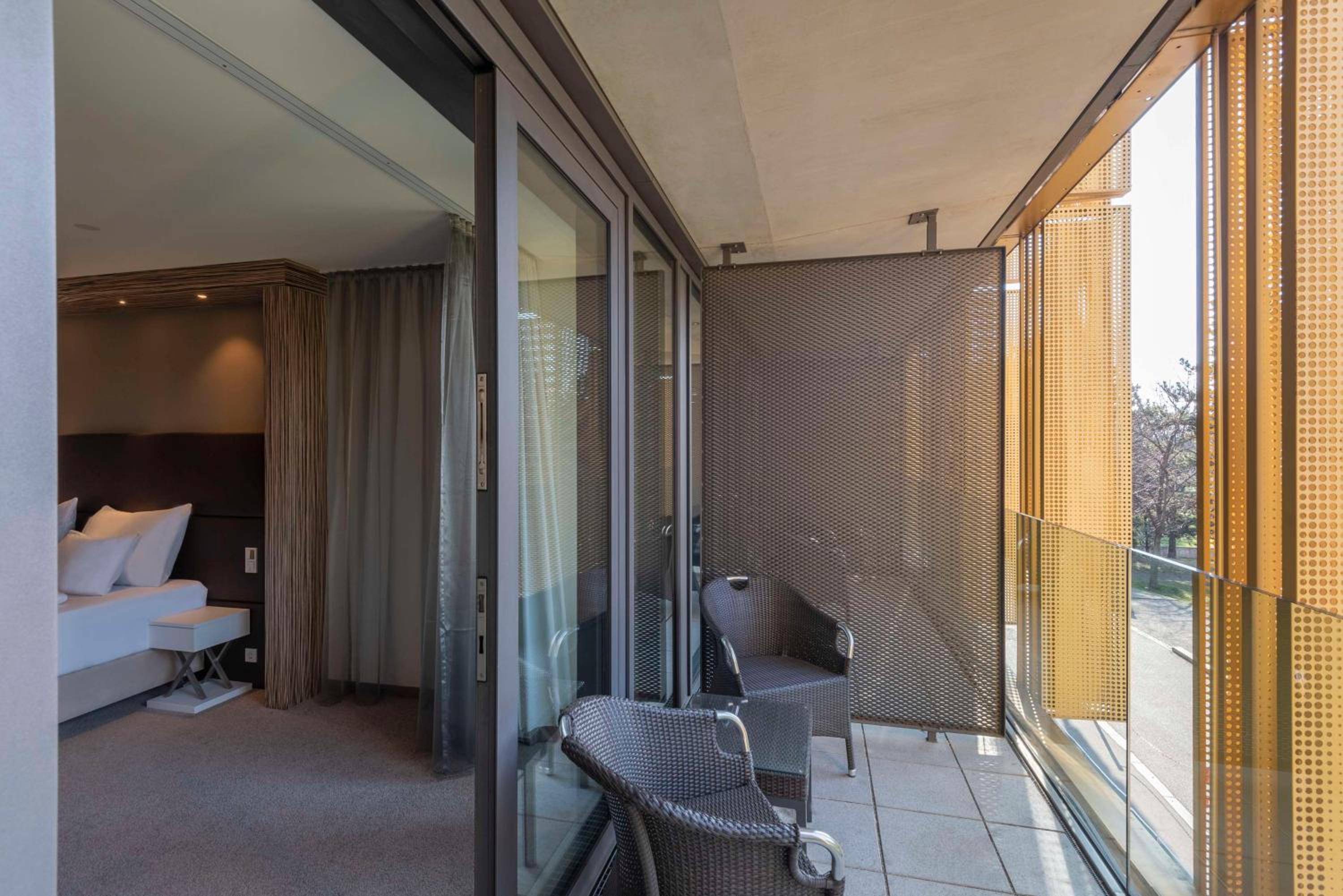 Deluxe King Room with Balcony photo 2
