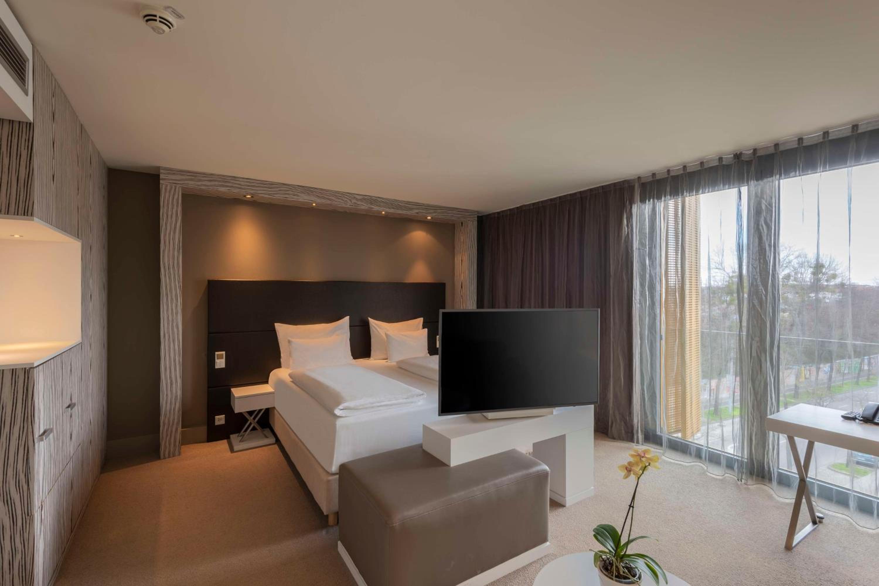 Junior King Suite with Balcony photo 2