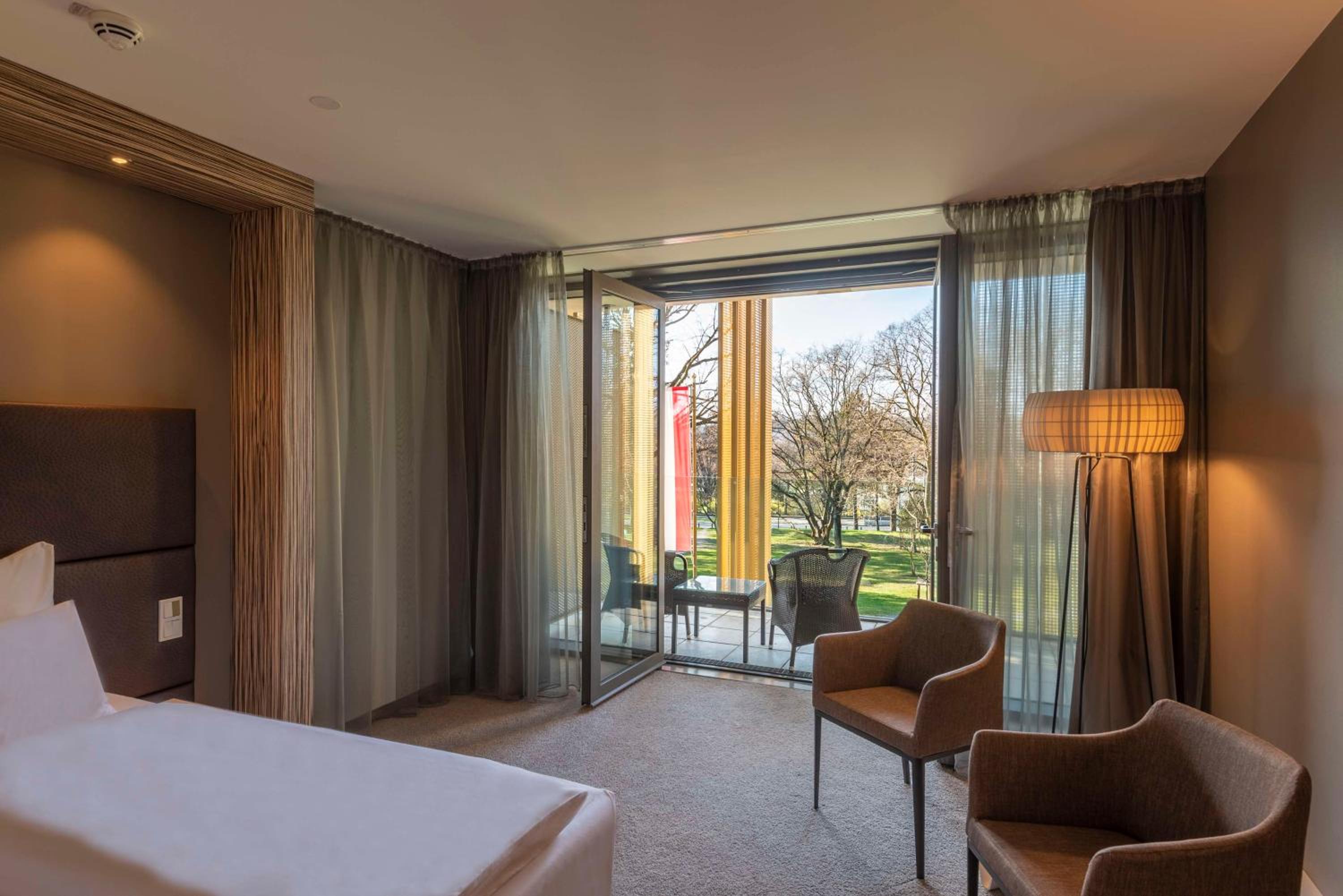 Deluxe King Room with Balcony photo 3