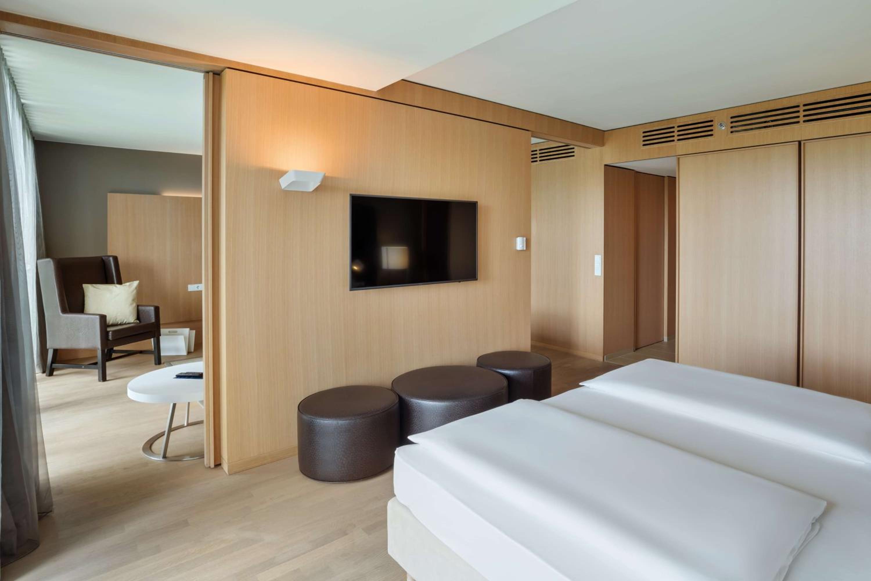 Junior King Suite with Balcony and View photo 3