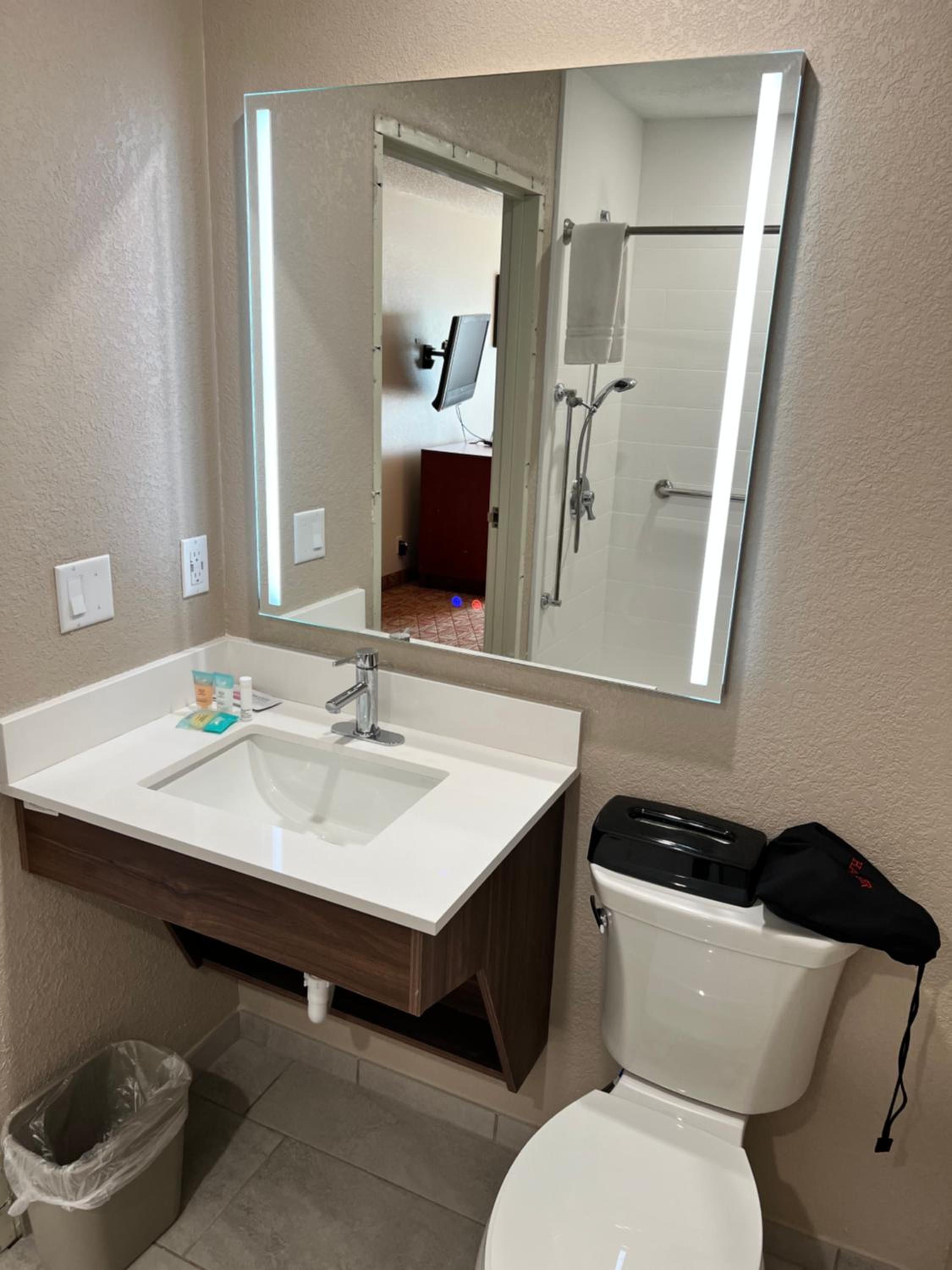 Single Queen Room with Sofa bed - Disability Access