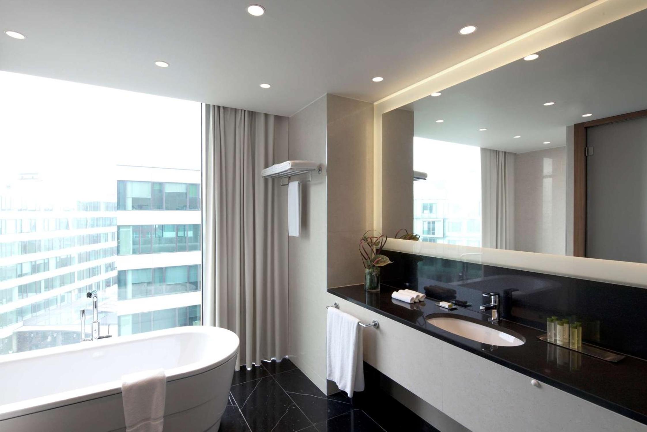 King Corner Suite - Photo 3