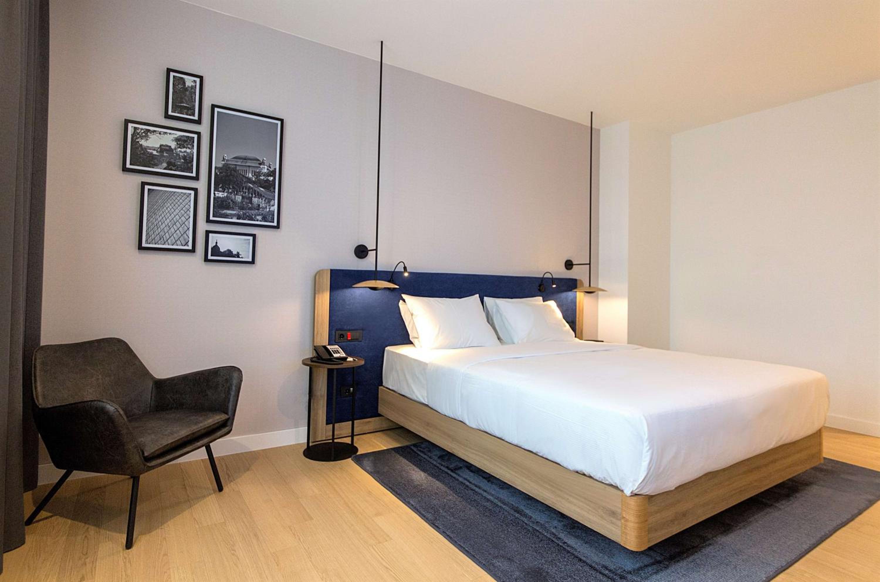 King Room - Mobility Accessible  - Photo 4