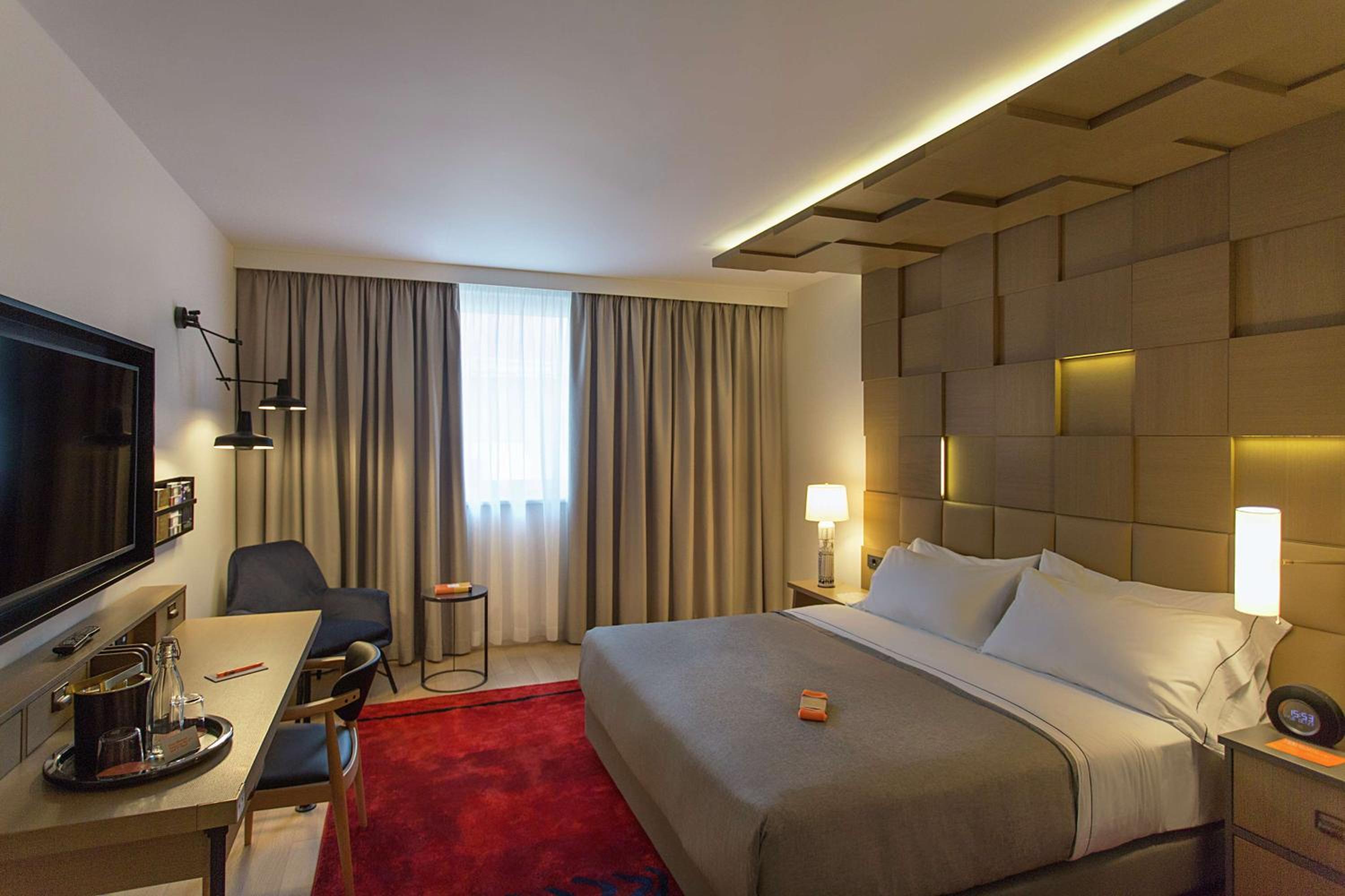Premium King Room - Photo 5