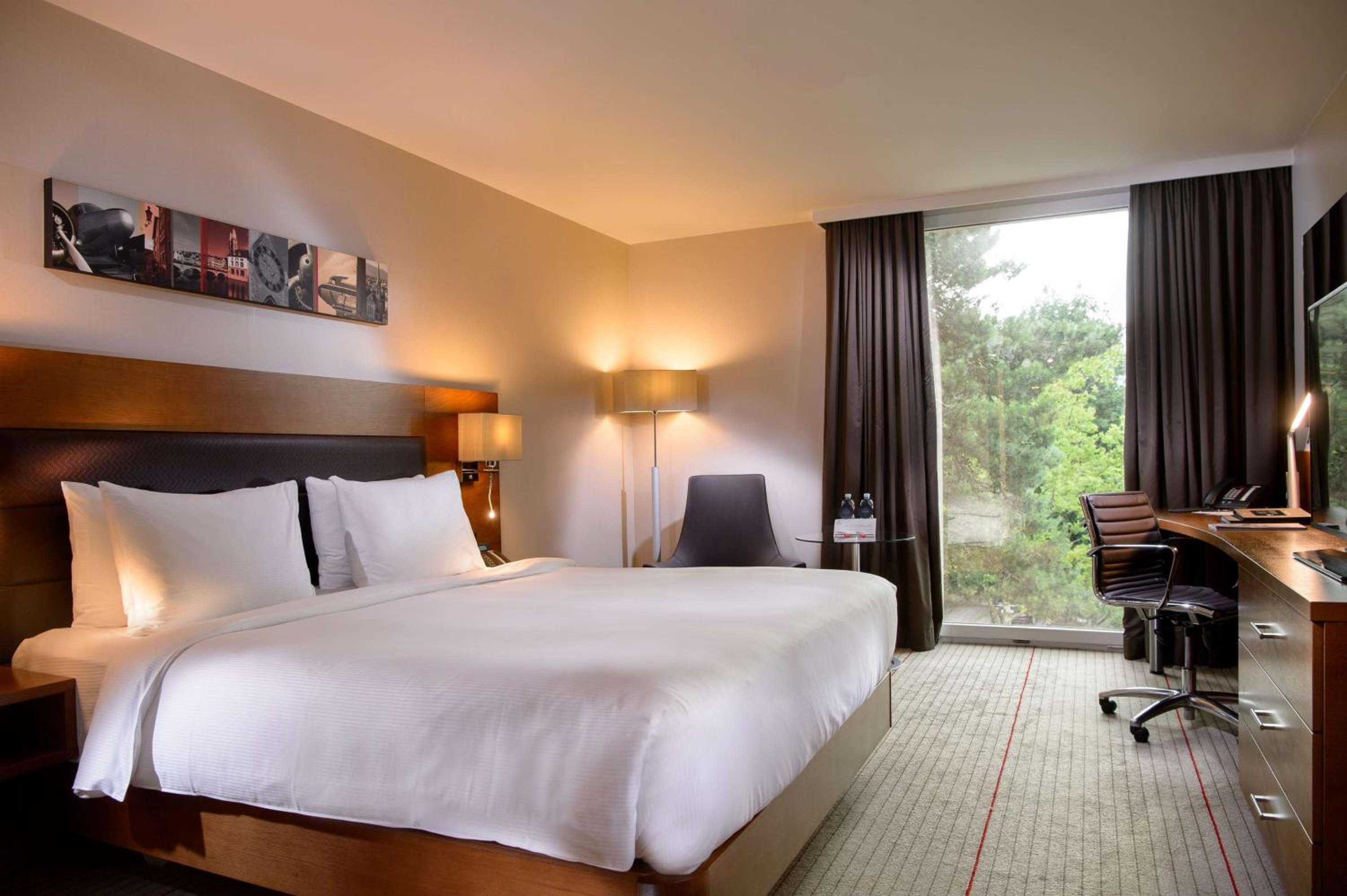 Executive Queen Room with Executive Lounge Access photo 3
