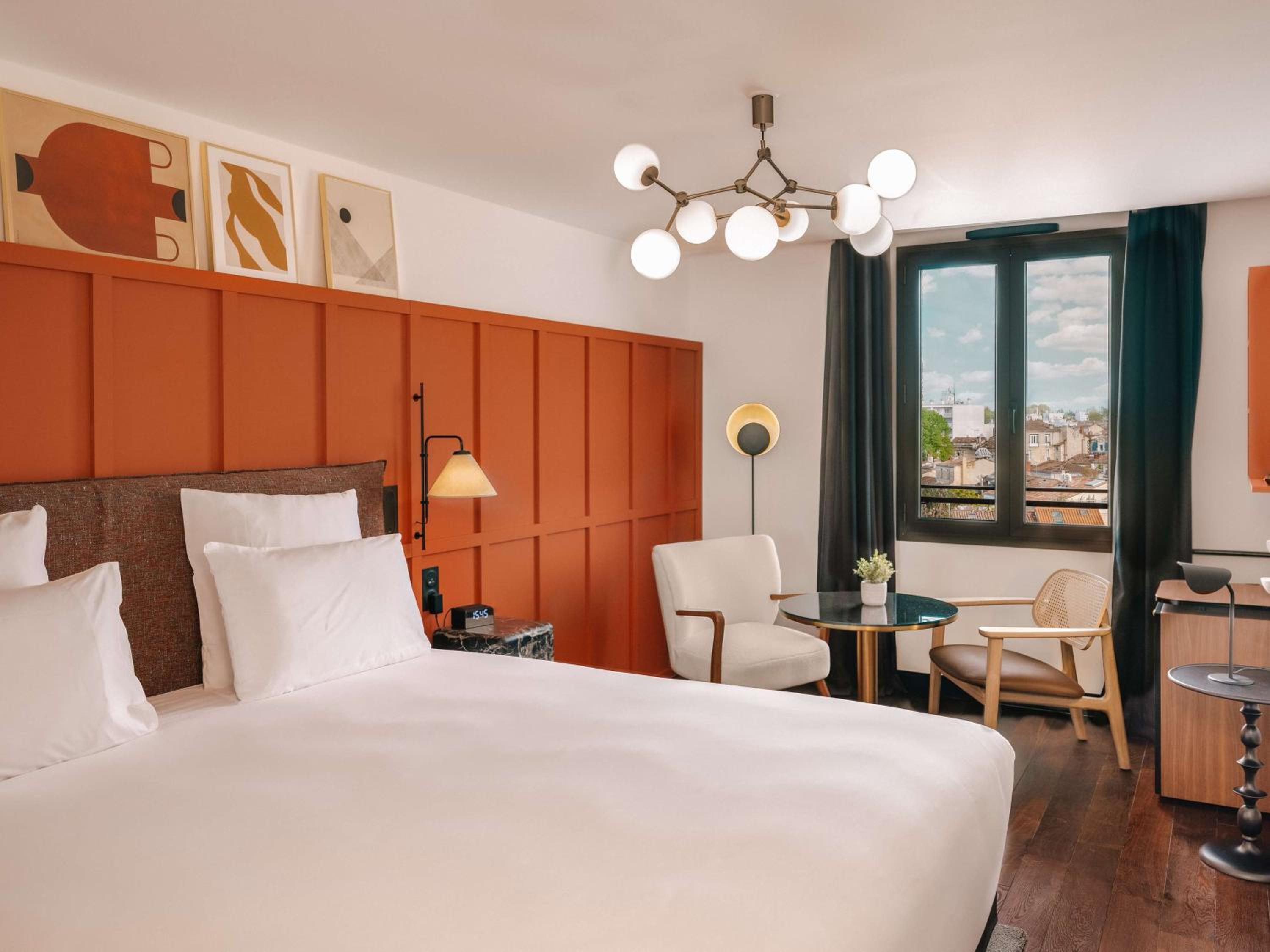 Deluxe King Room - Photo 11