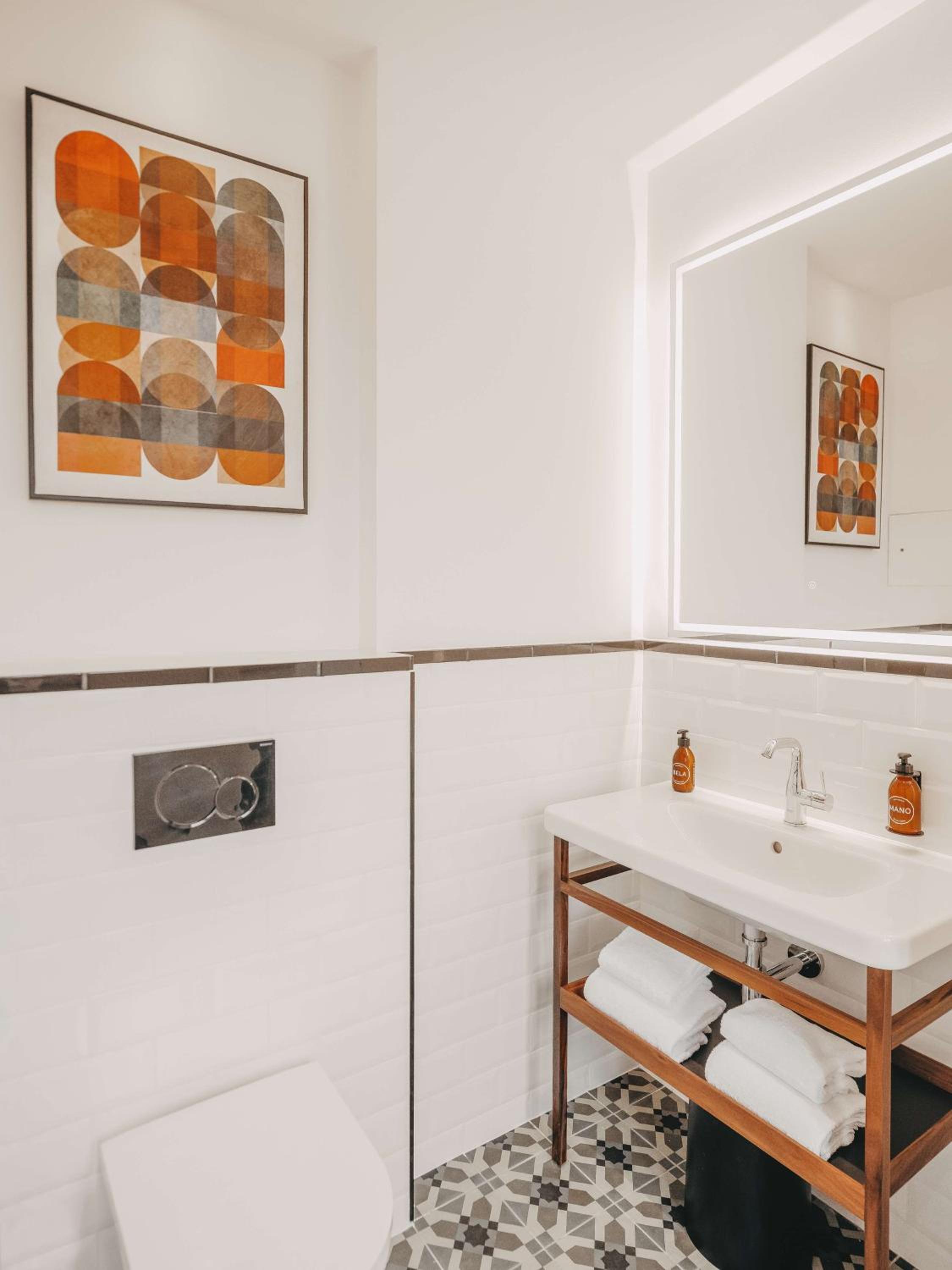 Deluxe King Room - Photo 2