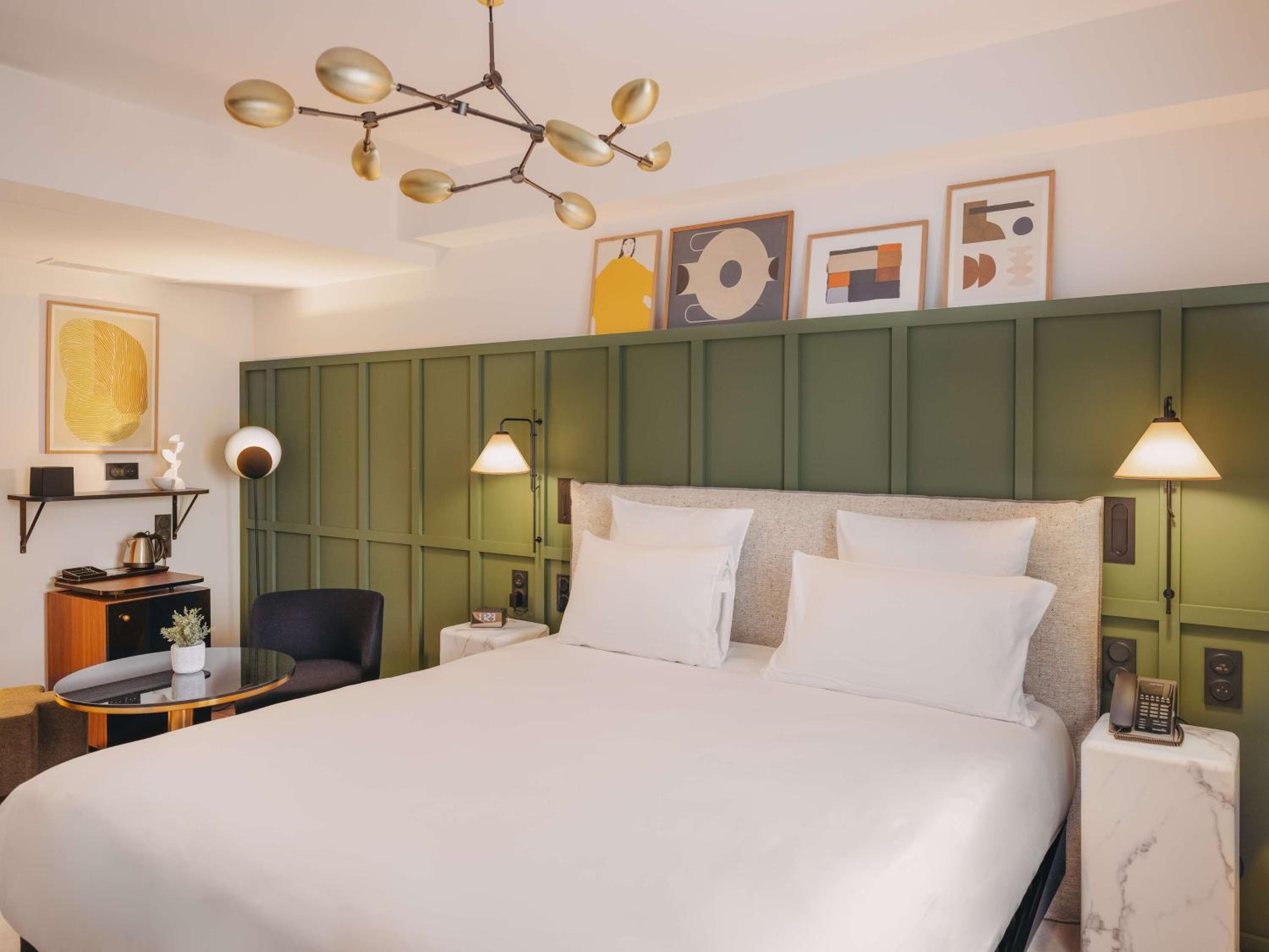 Deluxe King Room - Photo 7