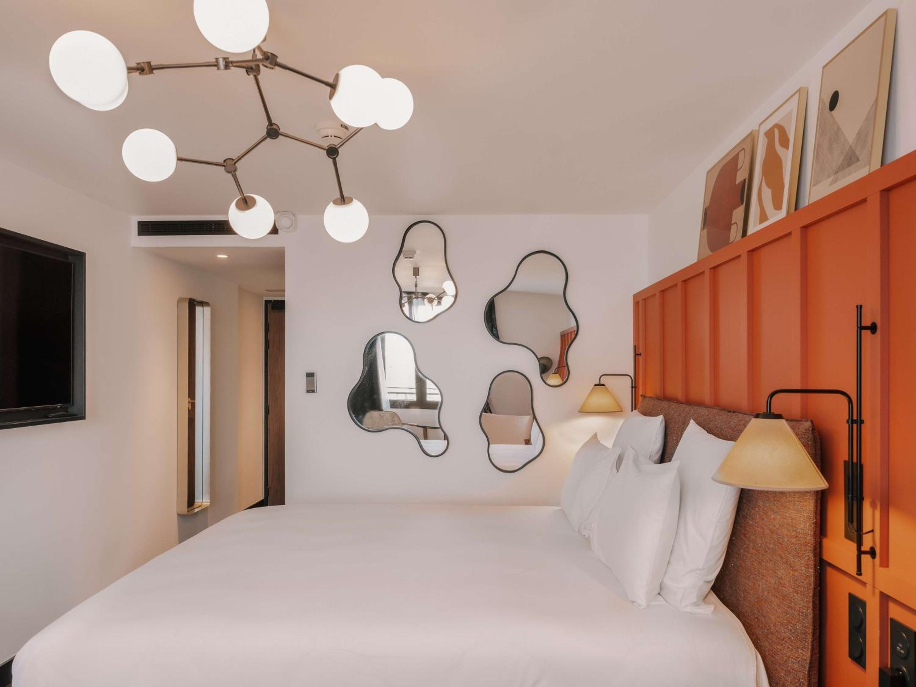 Deluxe King Room - Photo 8