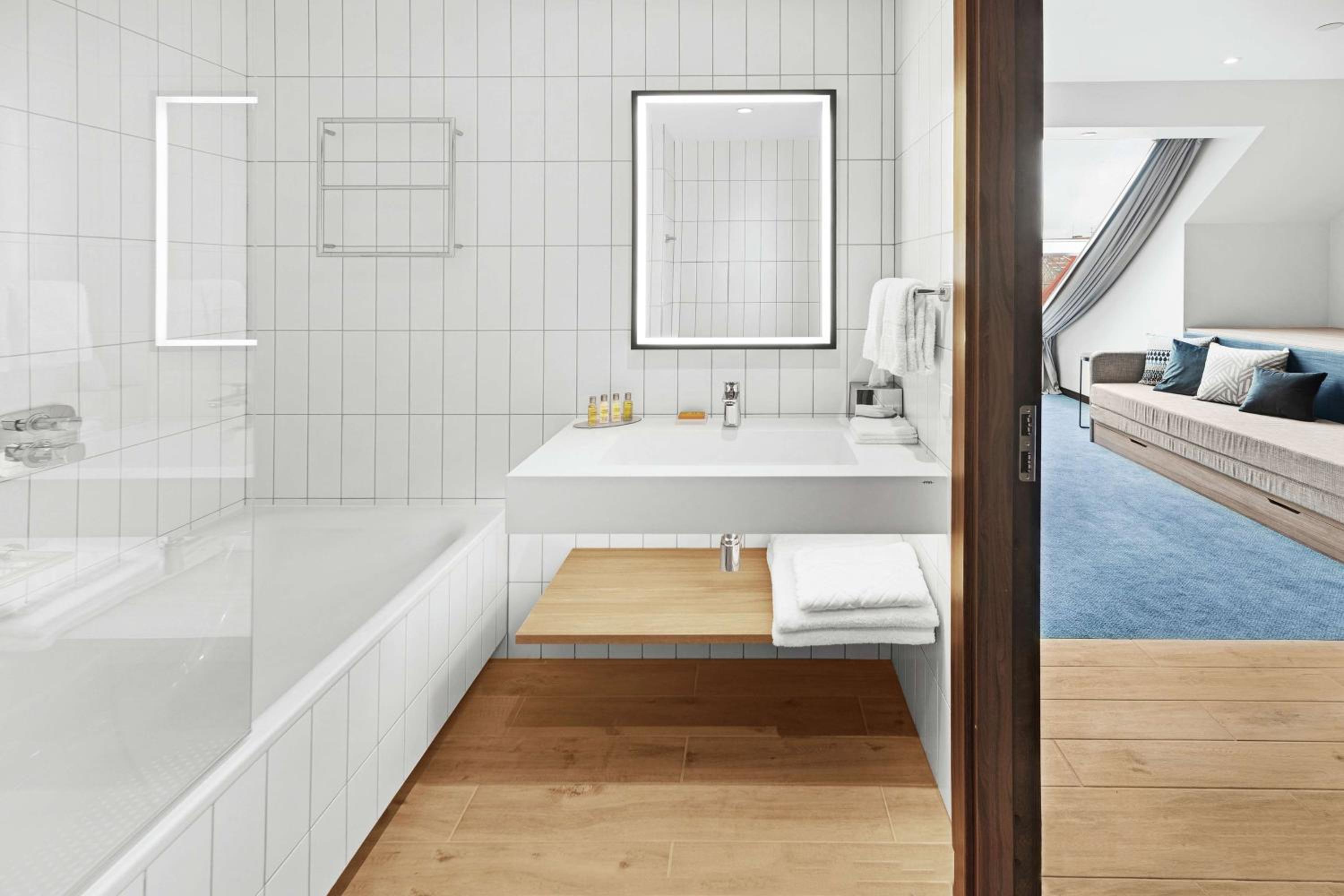Deluxe King Room with City View - Photo 4