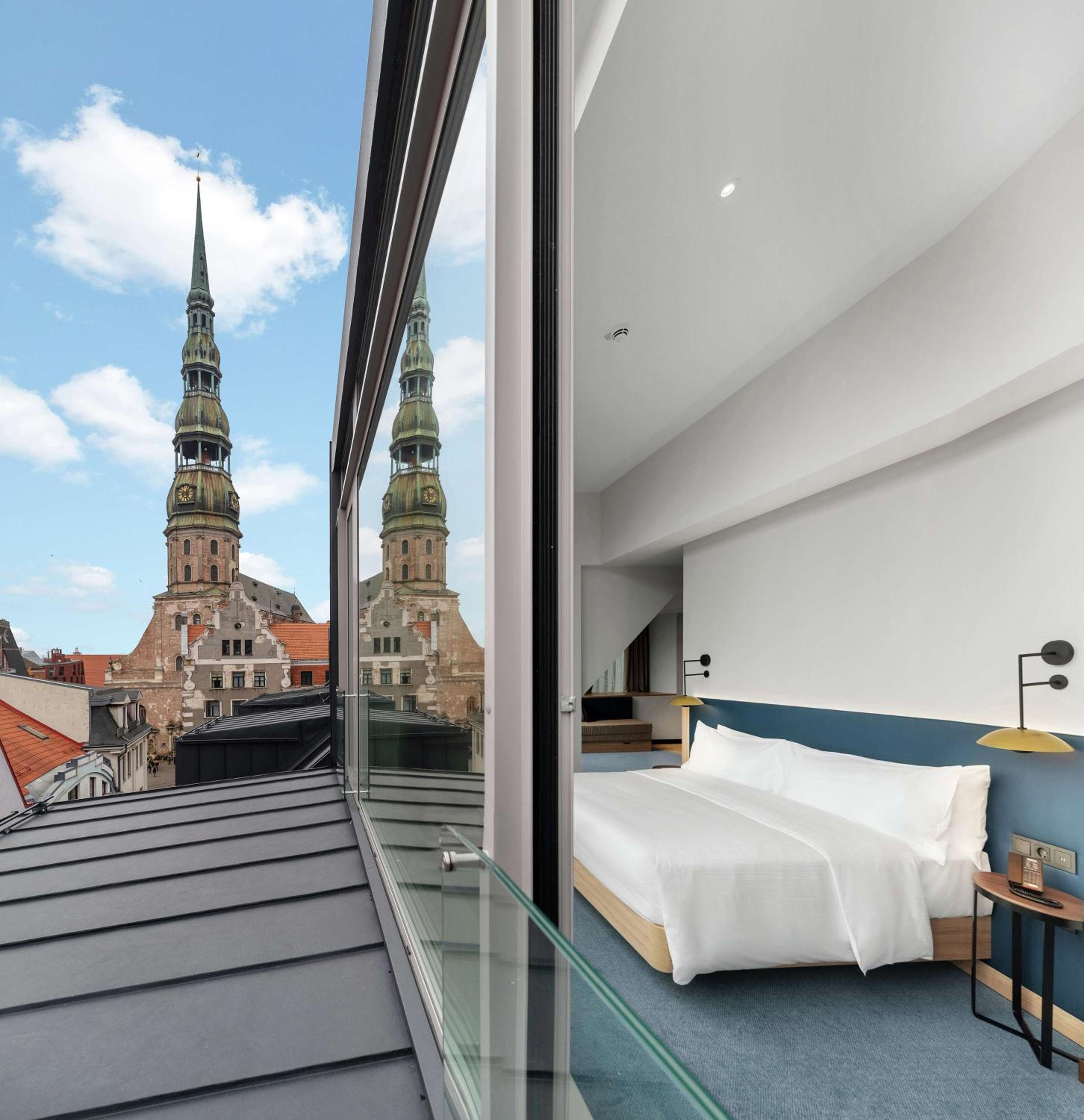Deluxe King Room with City View - Photo 2