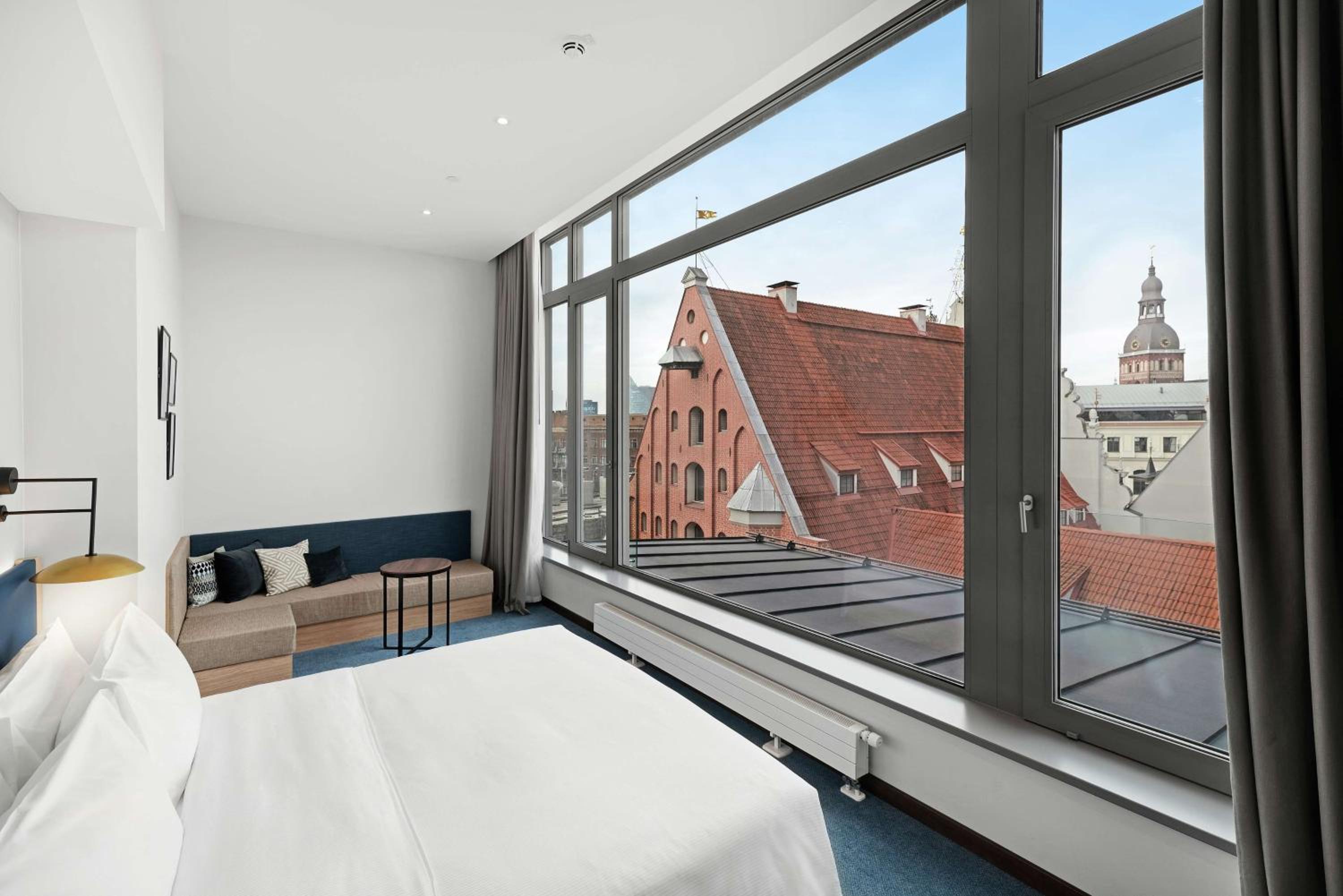 Deluxe King Room with City View - Photo 3