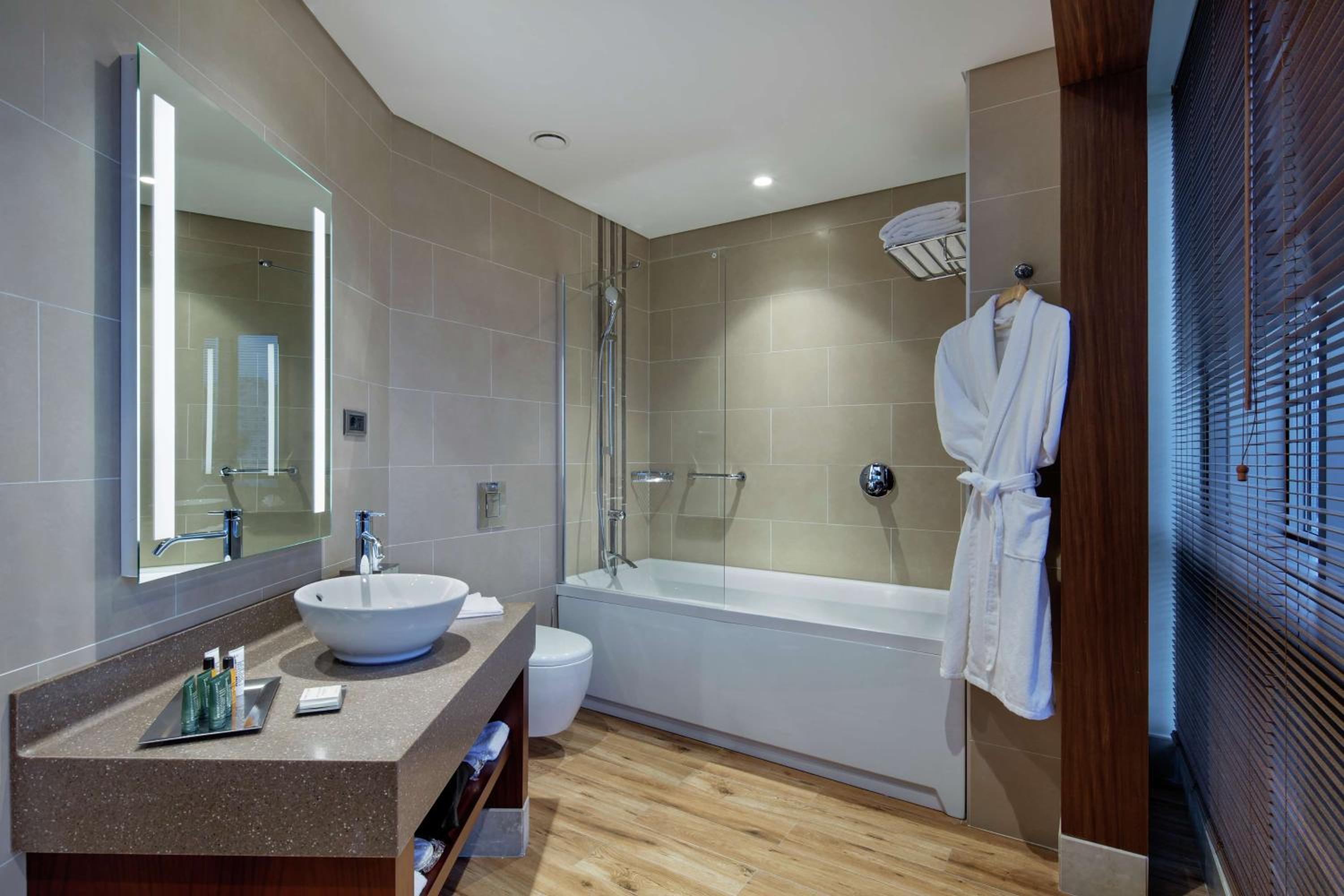 One-Bedroom King Suite thumbnail 6