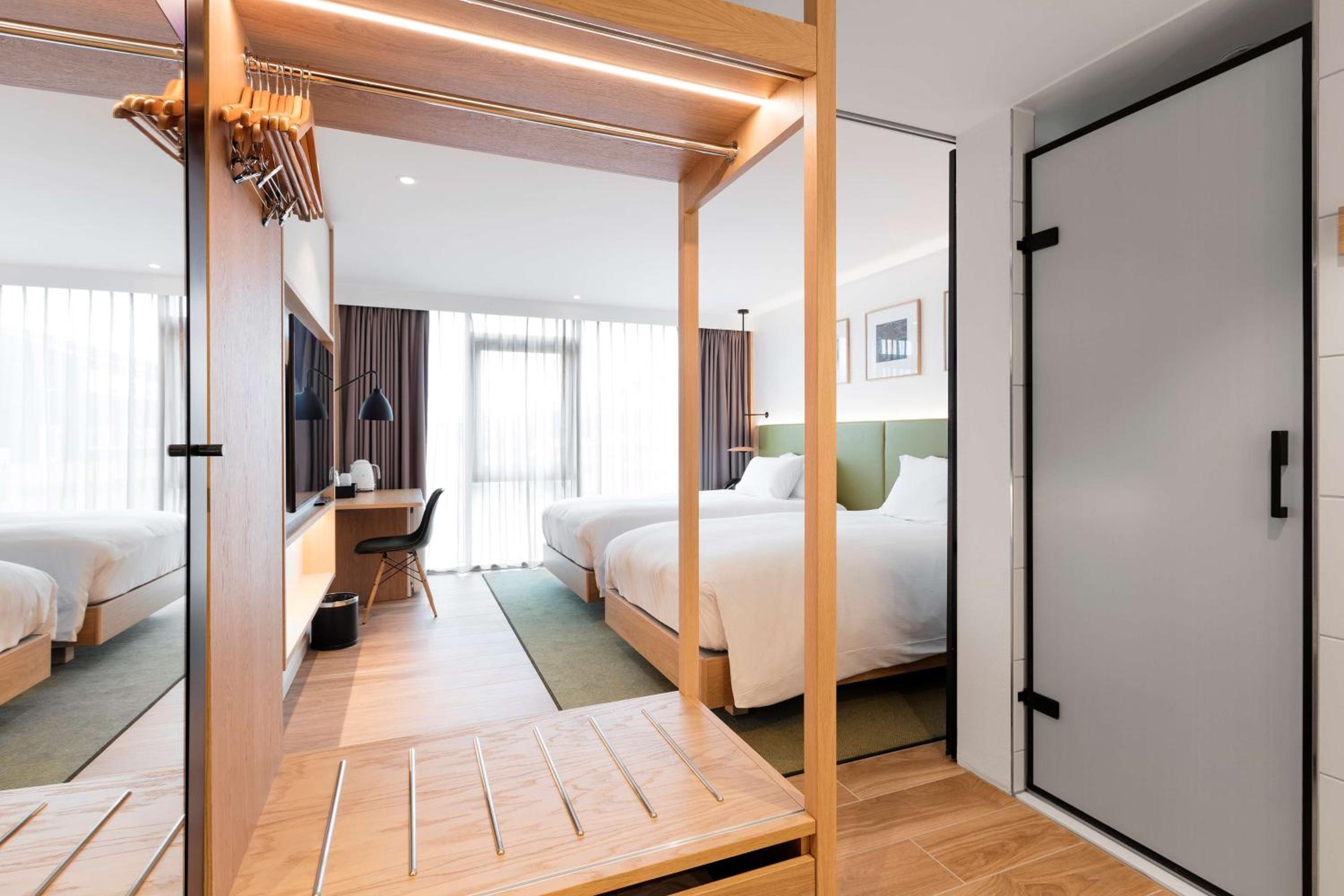 Twin Room - Photo 3