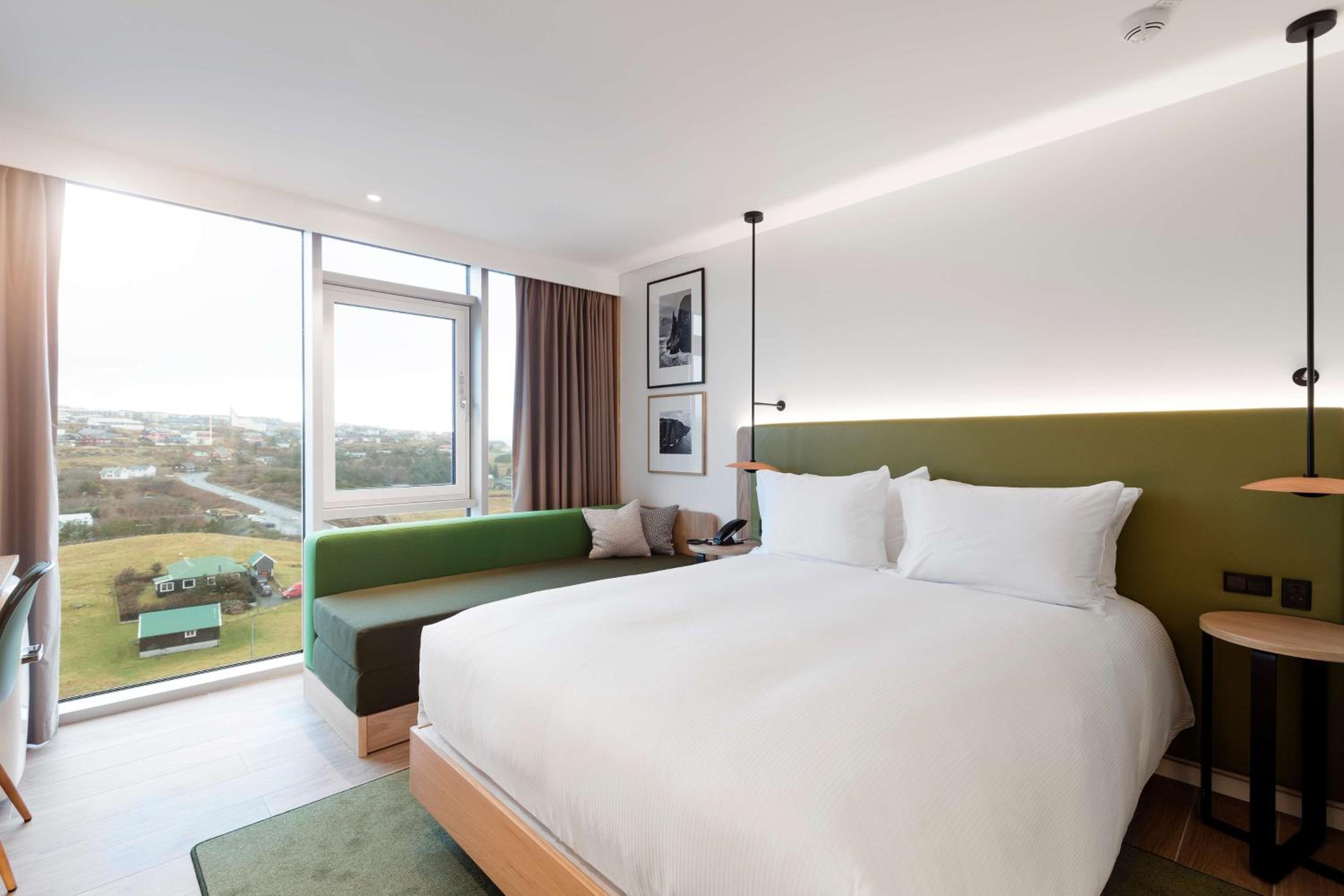 Queen Room with View - Photo 3
