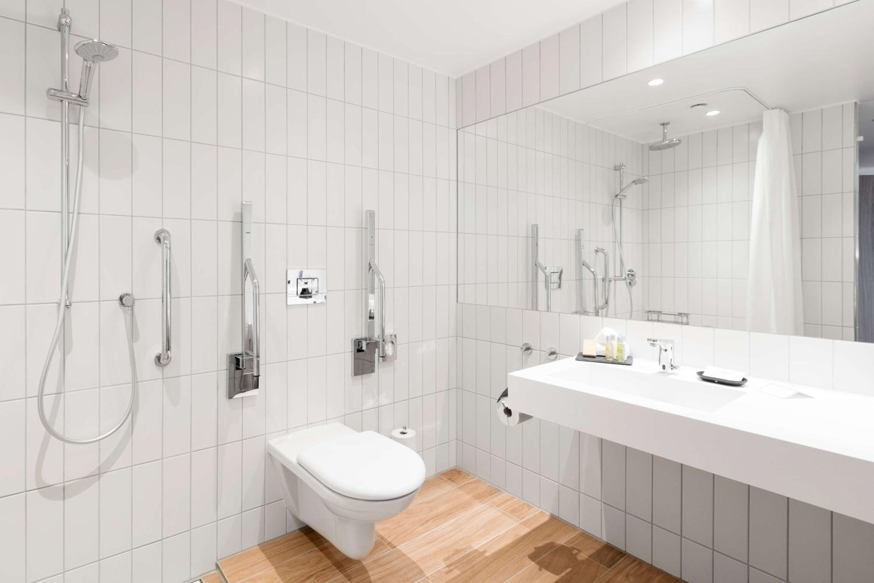 King Room - Mobility Accessible - Photo 5