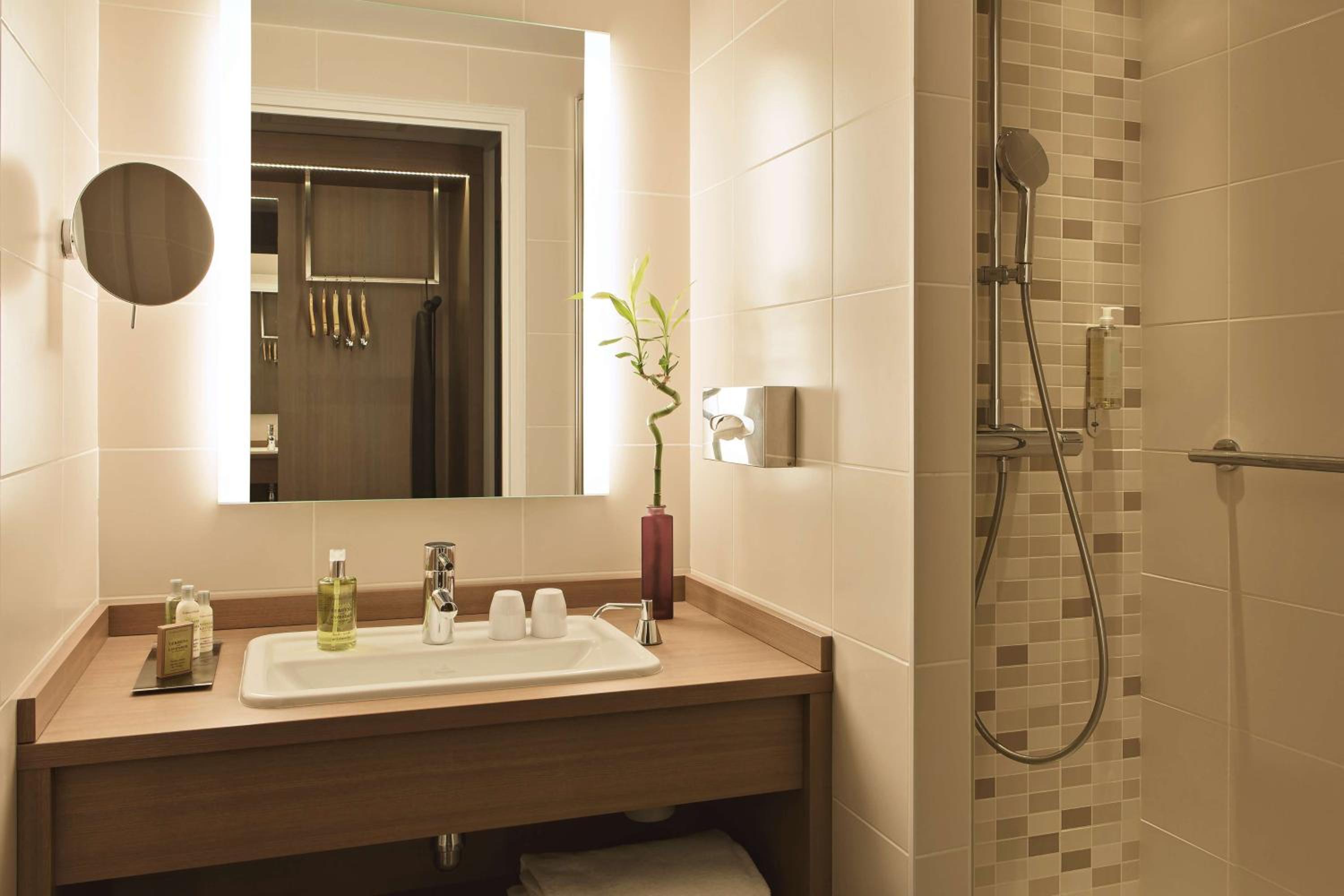 King Guest Room - Photo 9