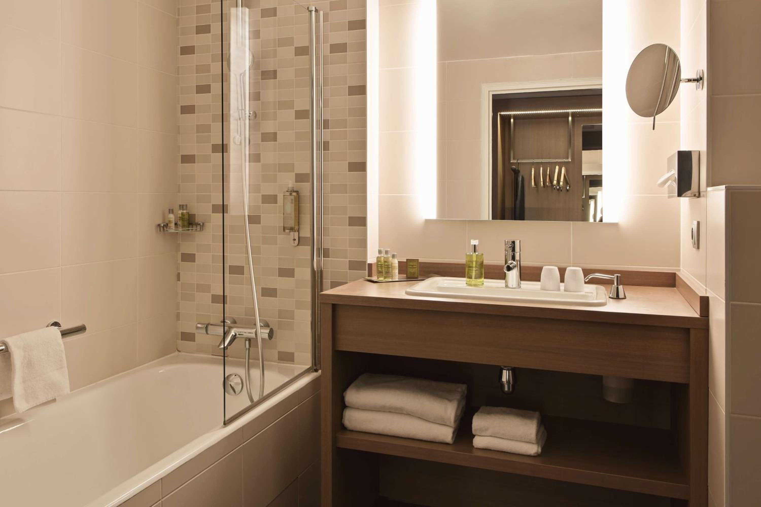 King Guest Room - Photo 8