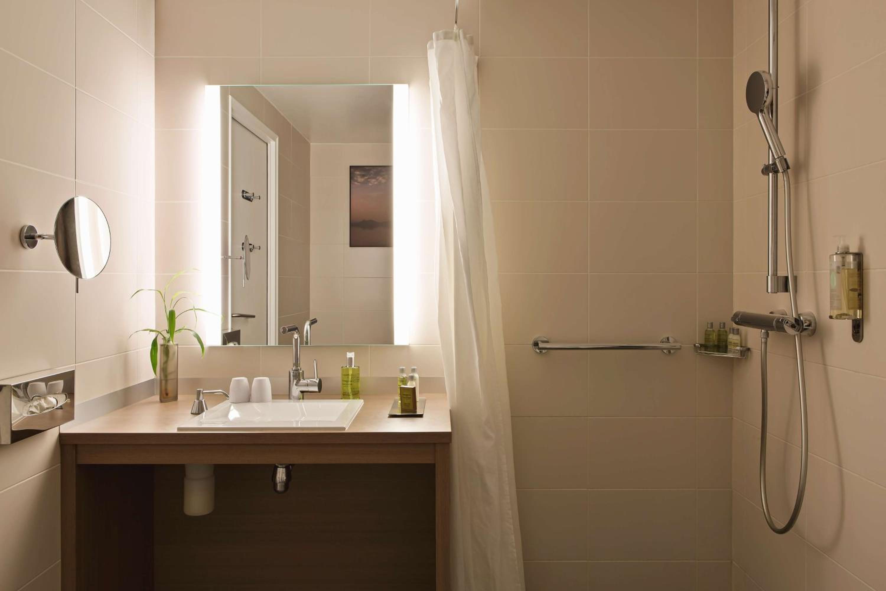 King Room - Mobility Accessible  - Photo 4