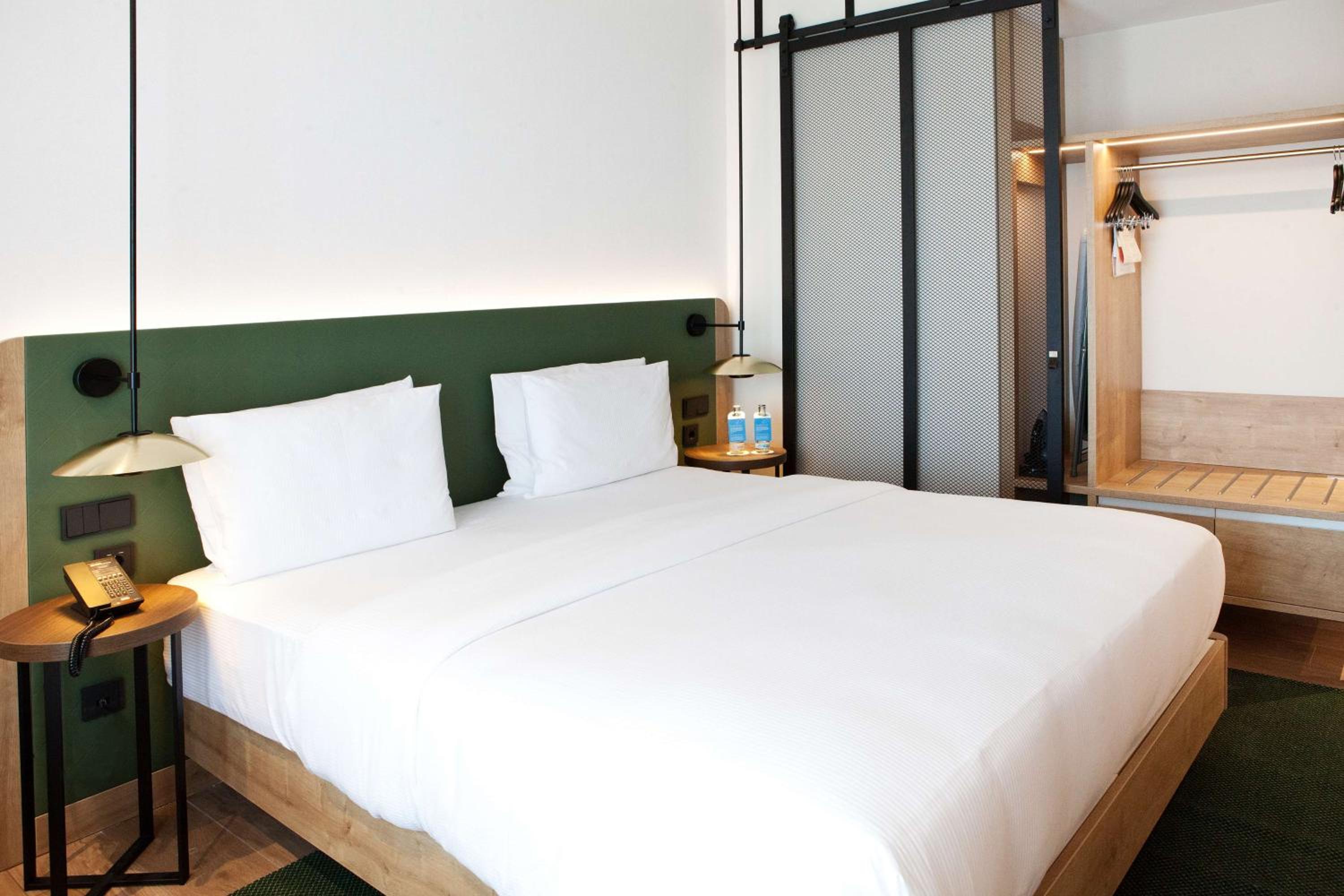 King Room with Sofa Bed - Photo 3