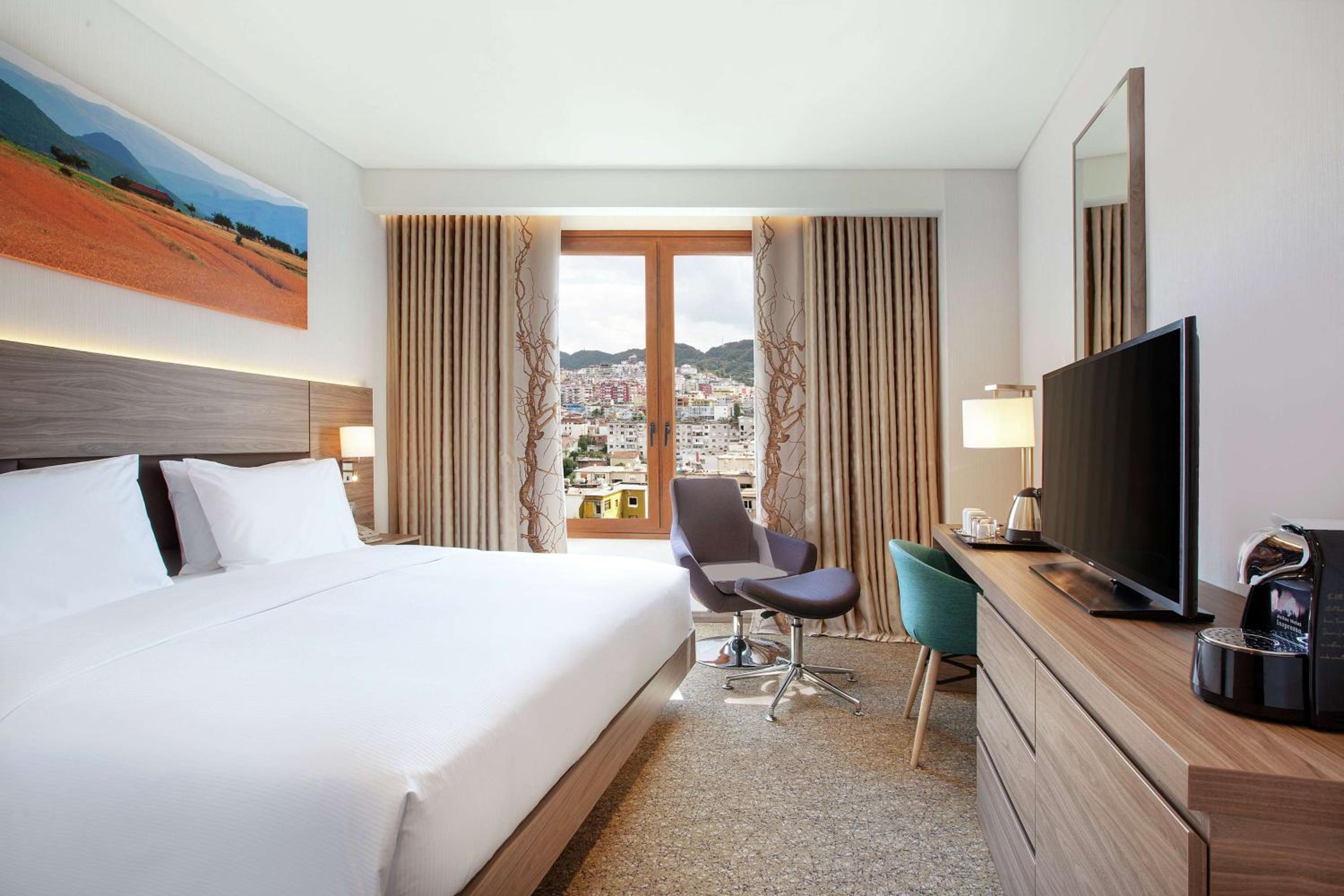 One-Bedroom King Suite with Balcony photo 3