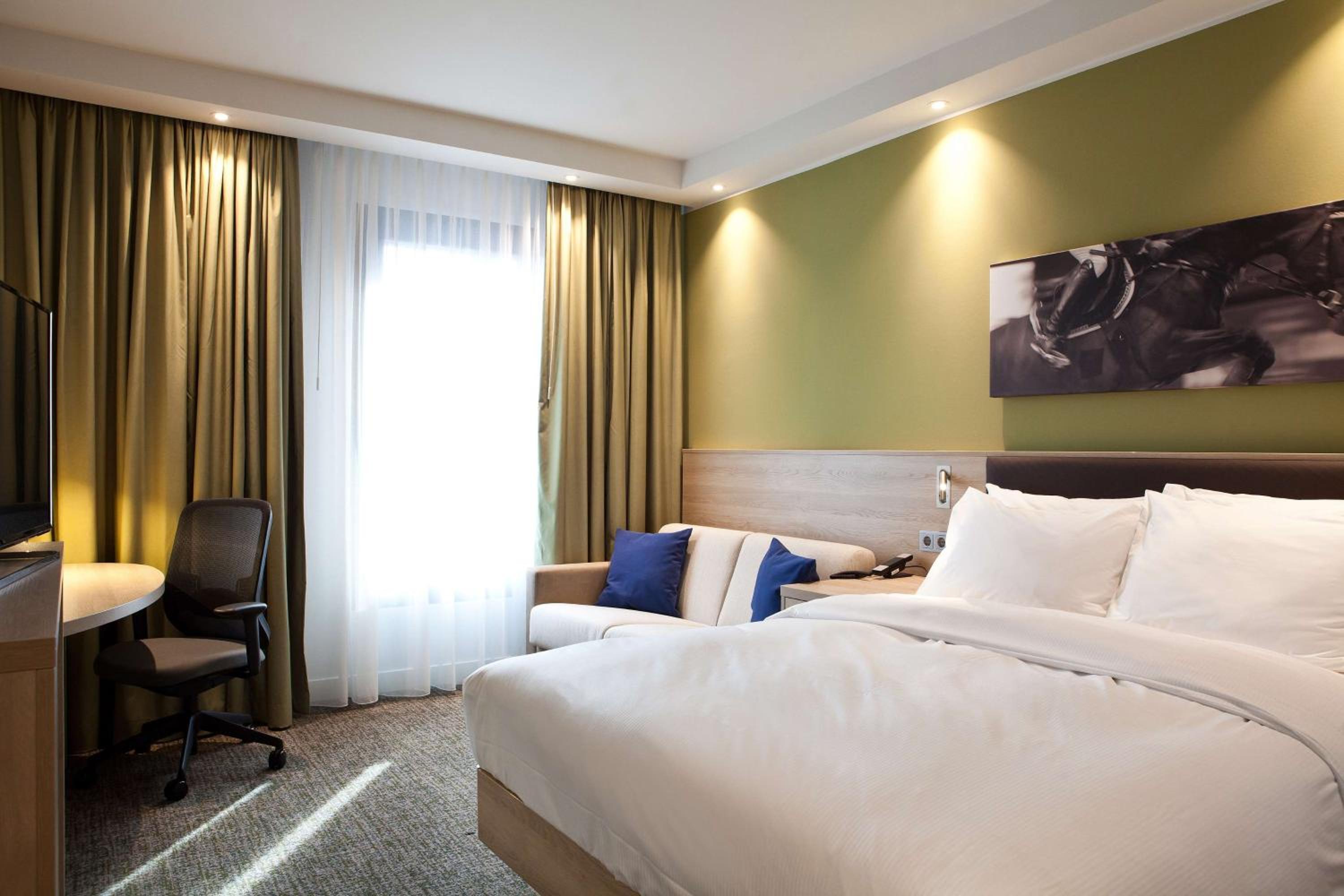 Queen Room with Sofa Bed - Non-Smoking