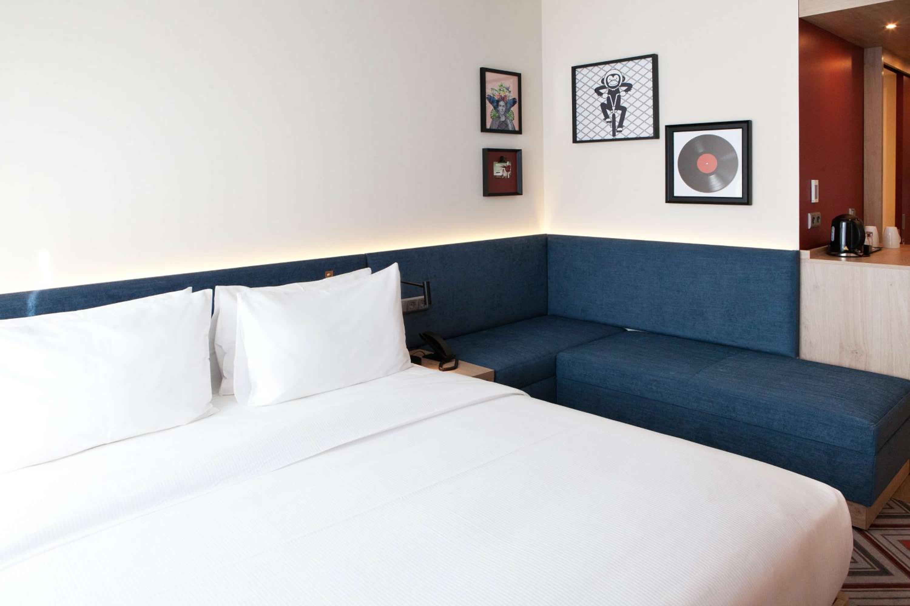 King Room thumbnail 6