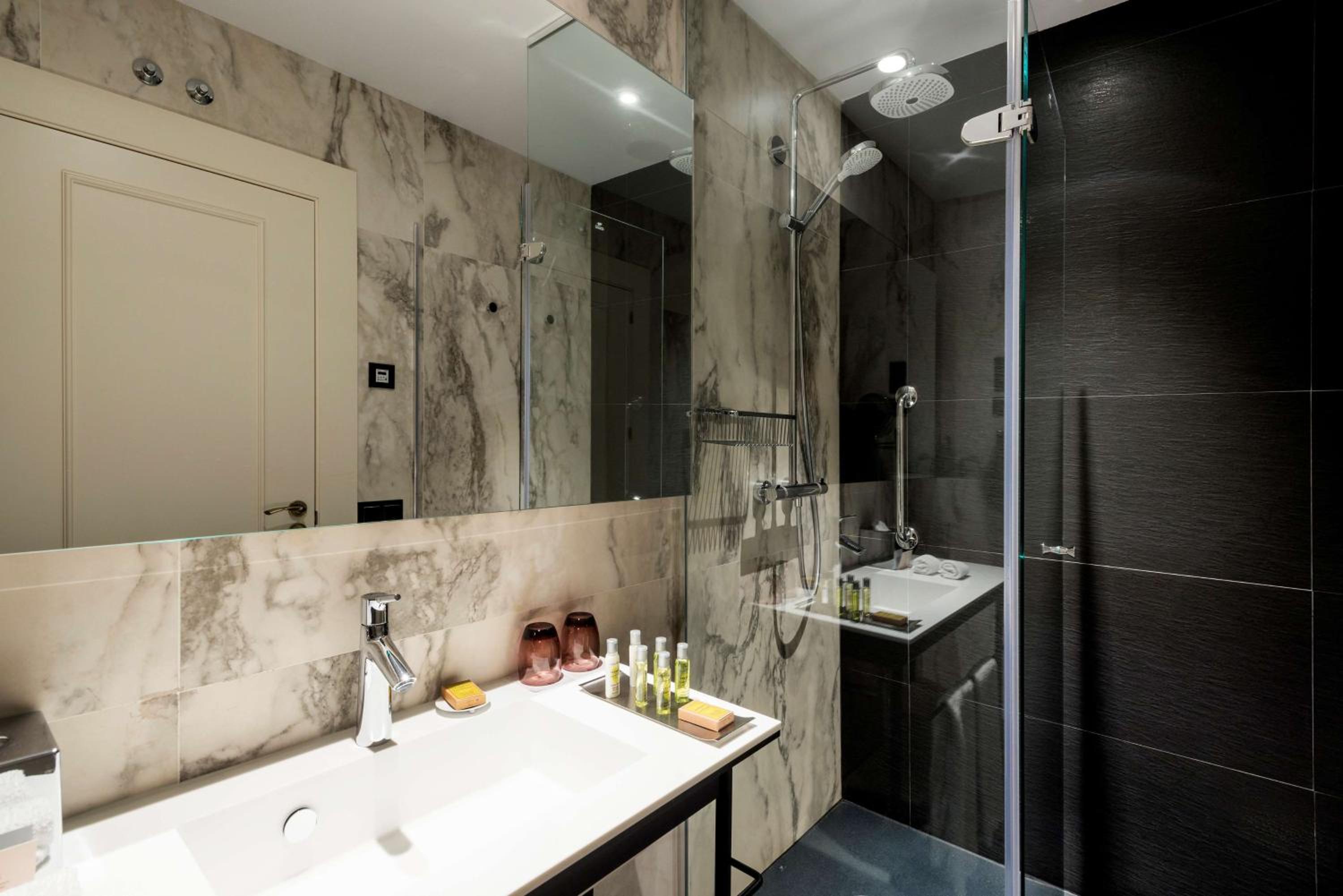 King Guest Room thumbnail 5