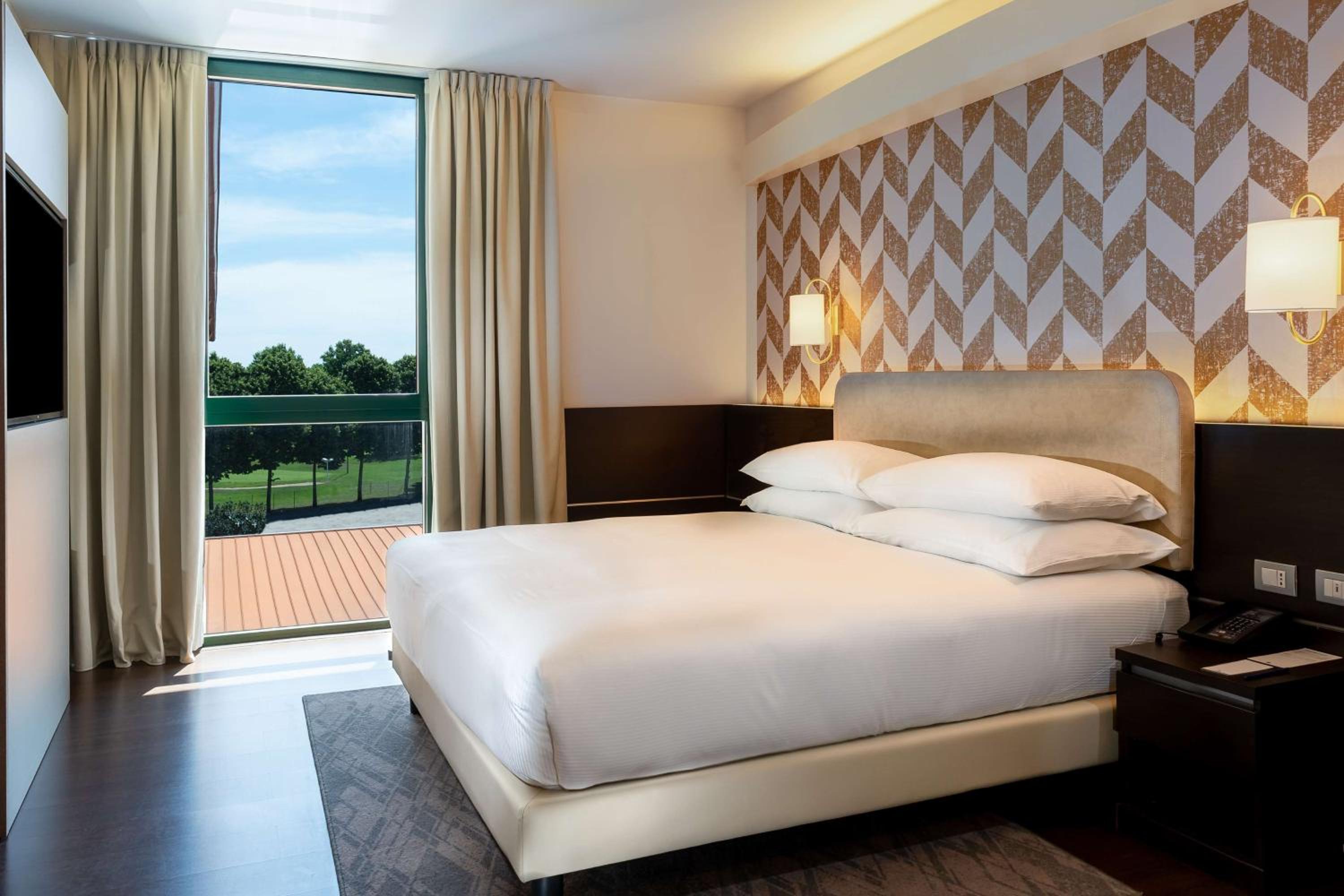 Deluxe King Room with Courtyard View
