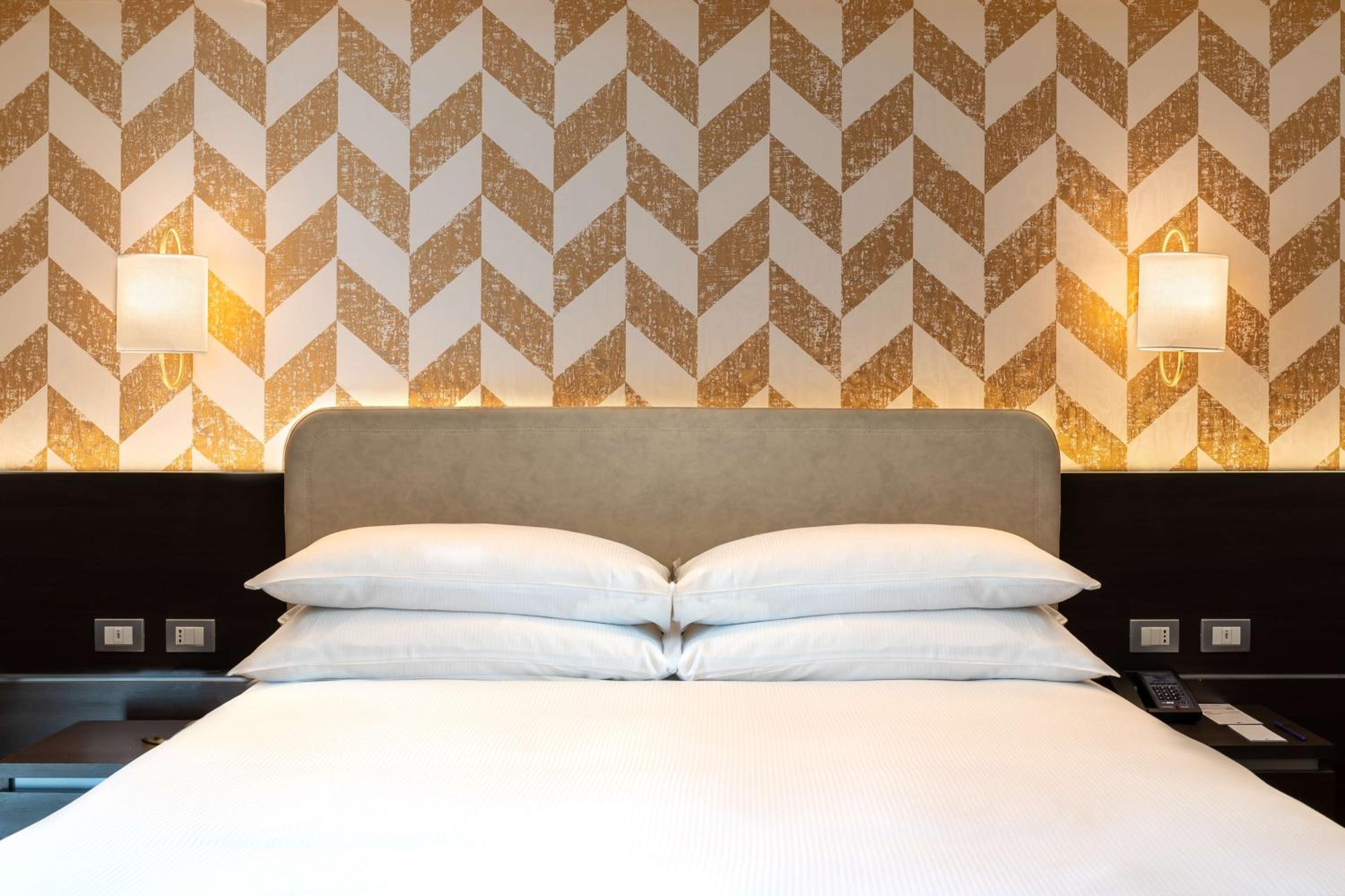 Deluxe King Room with Courtyard View