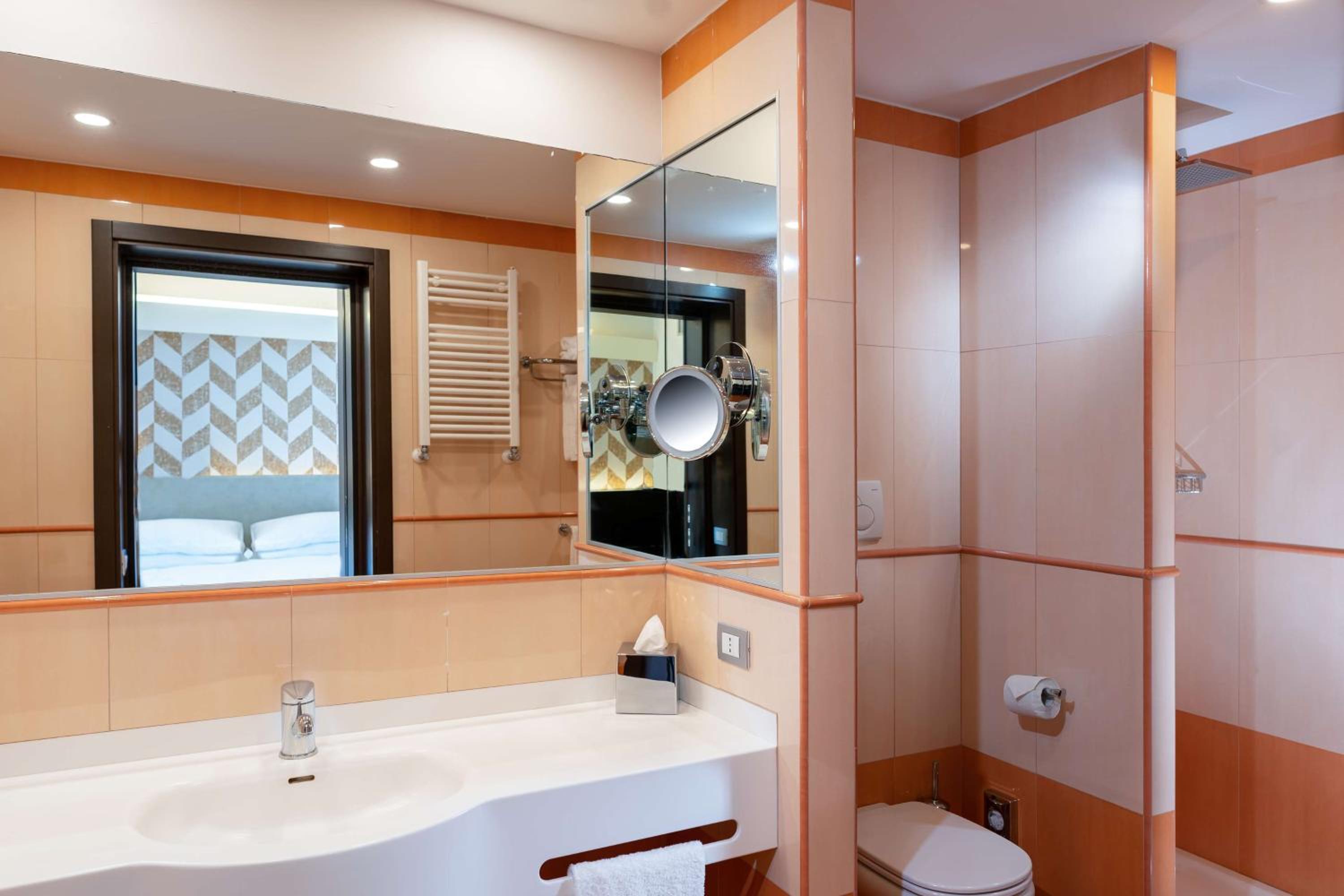 Deluxe King Room with Courtyard View thumbnail 5