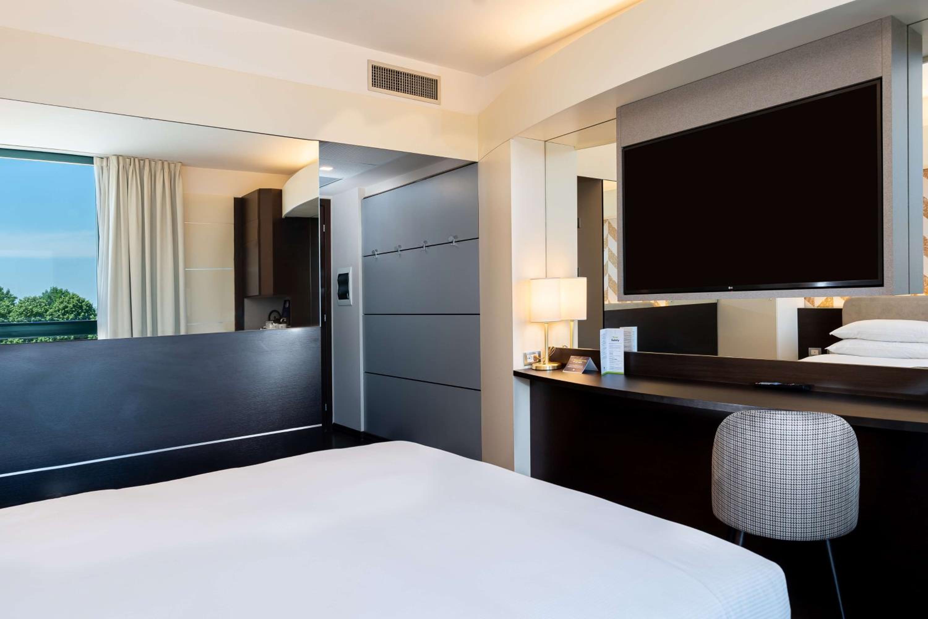 Superior King Room thumbnail 6