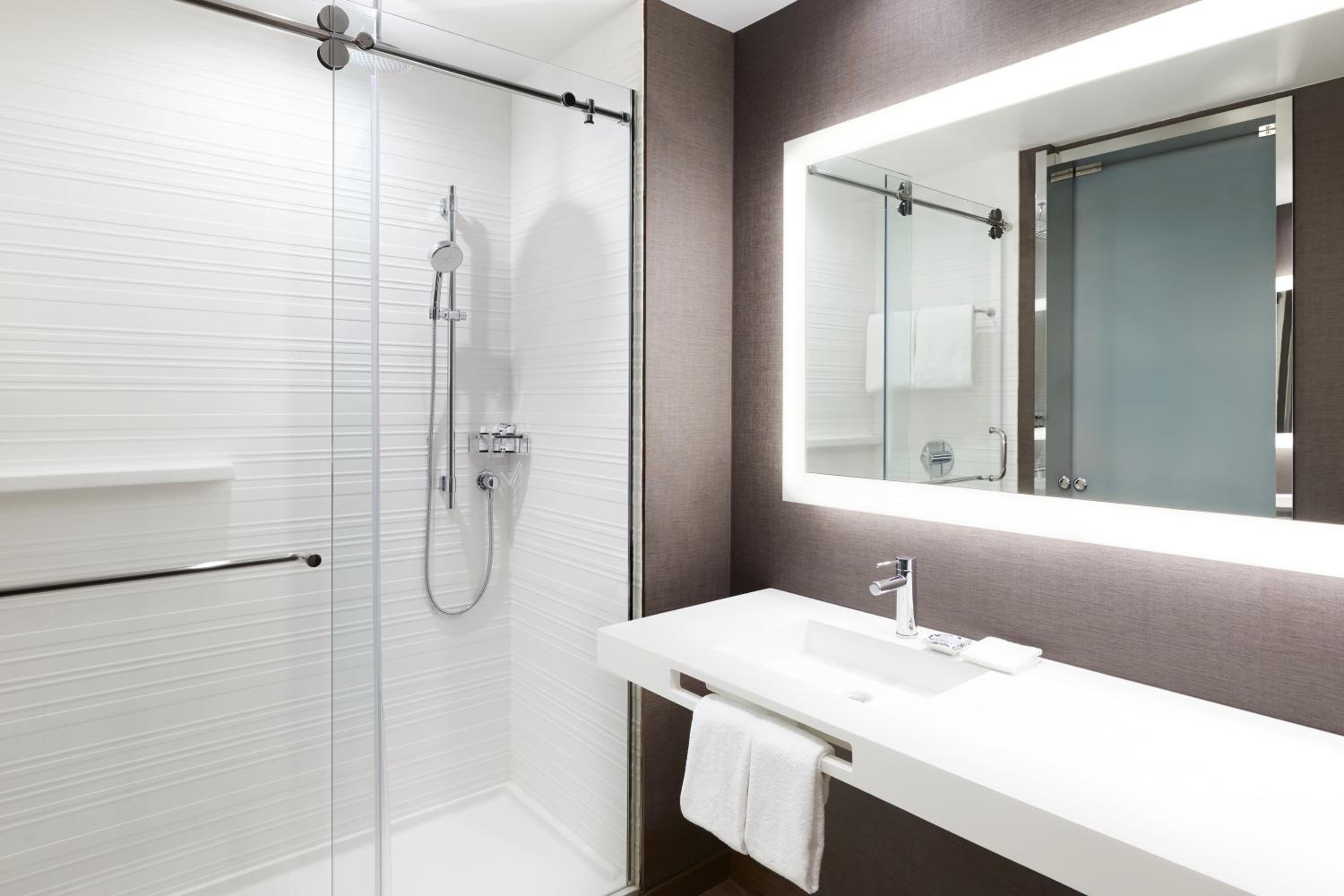 King Room - Hearing Accessible photo 3