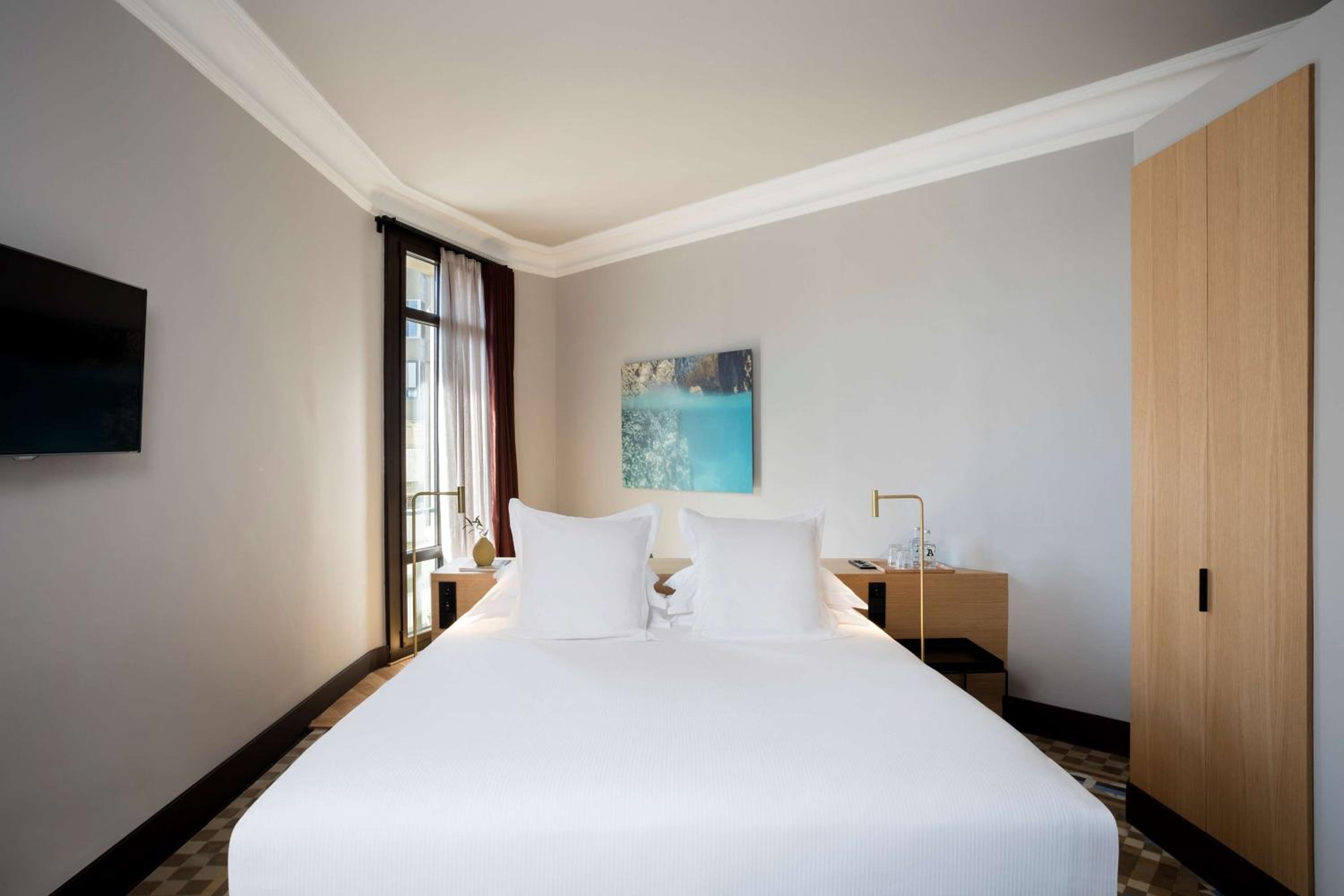Modernist Premium King Room