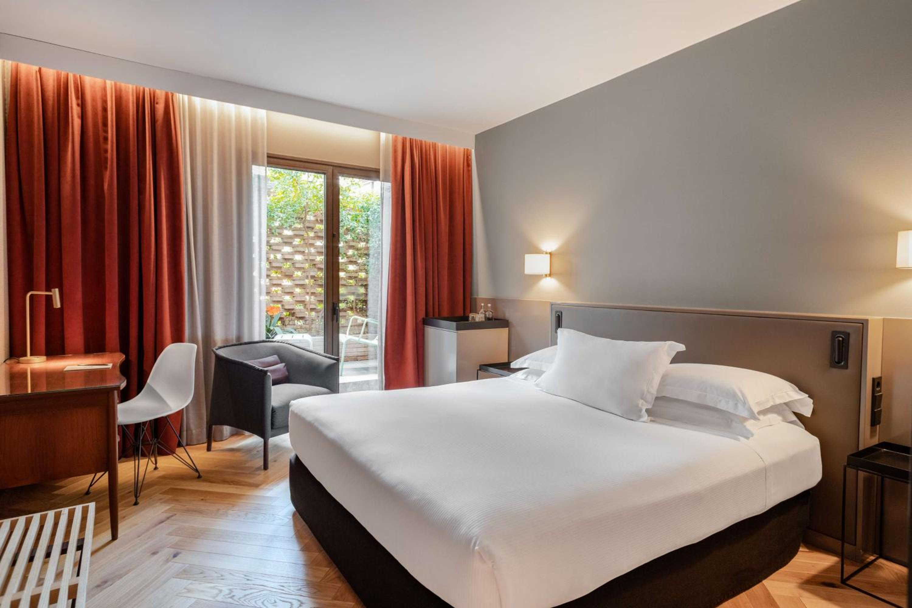 Deluxe Room thumbnail 6